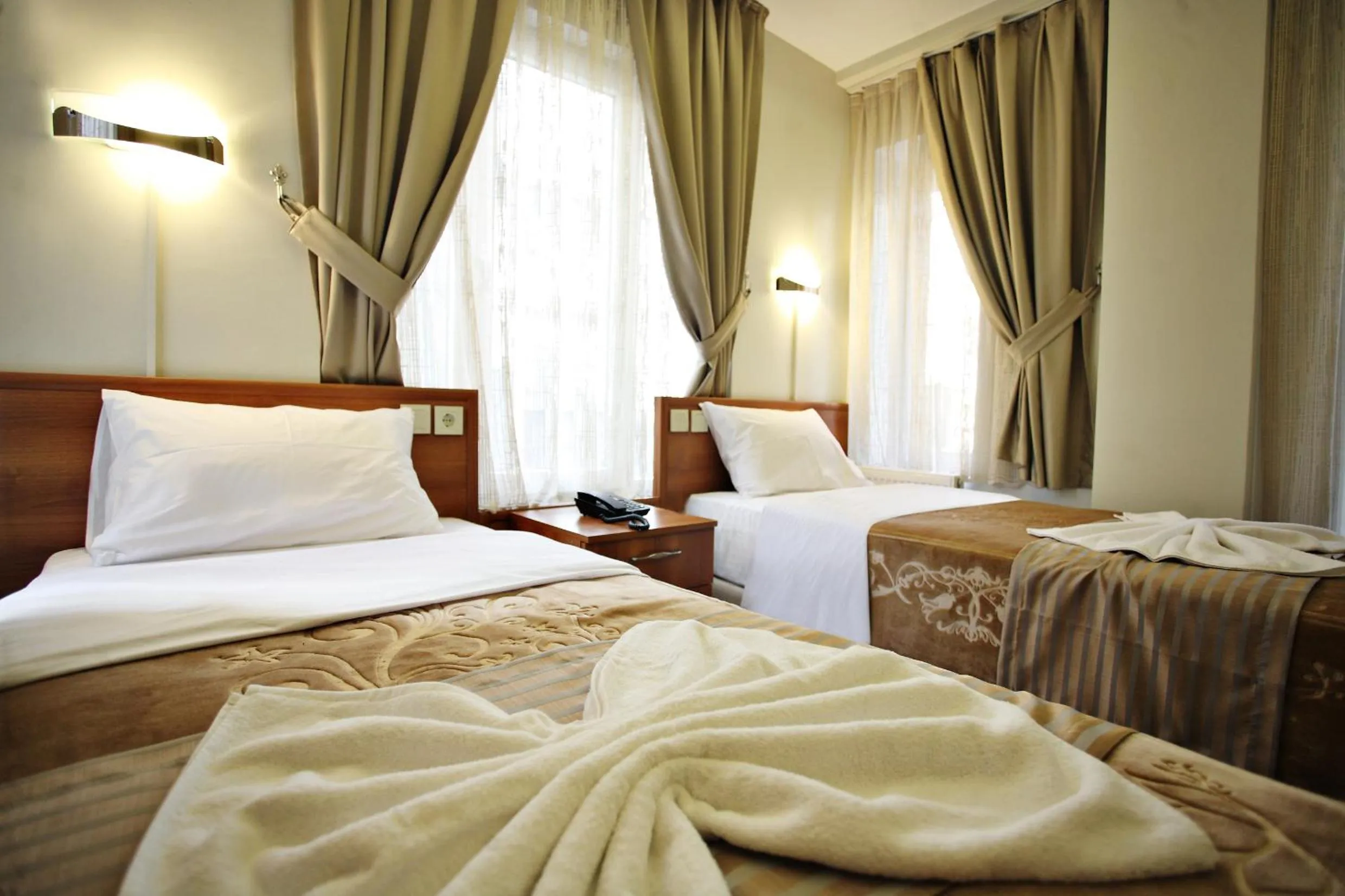 Photo of the whole room, Bed in Taksim Palace Hotel