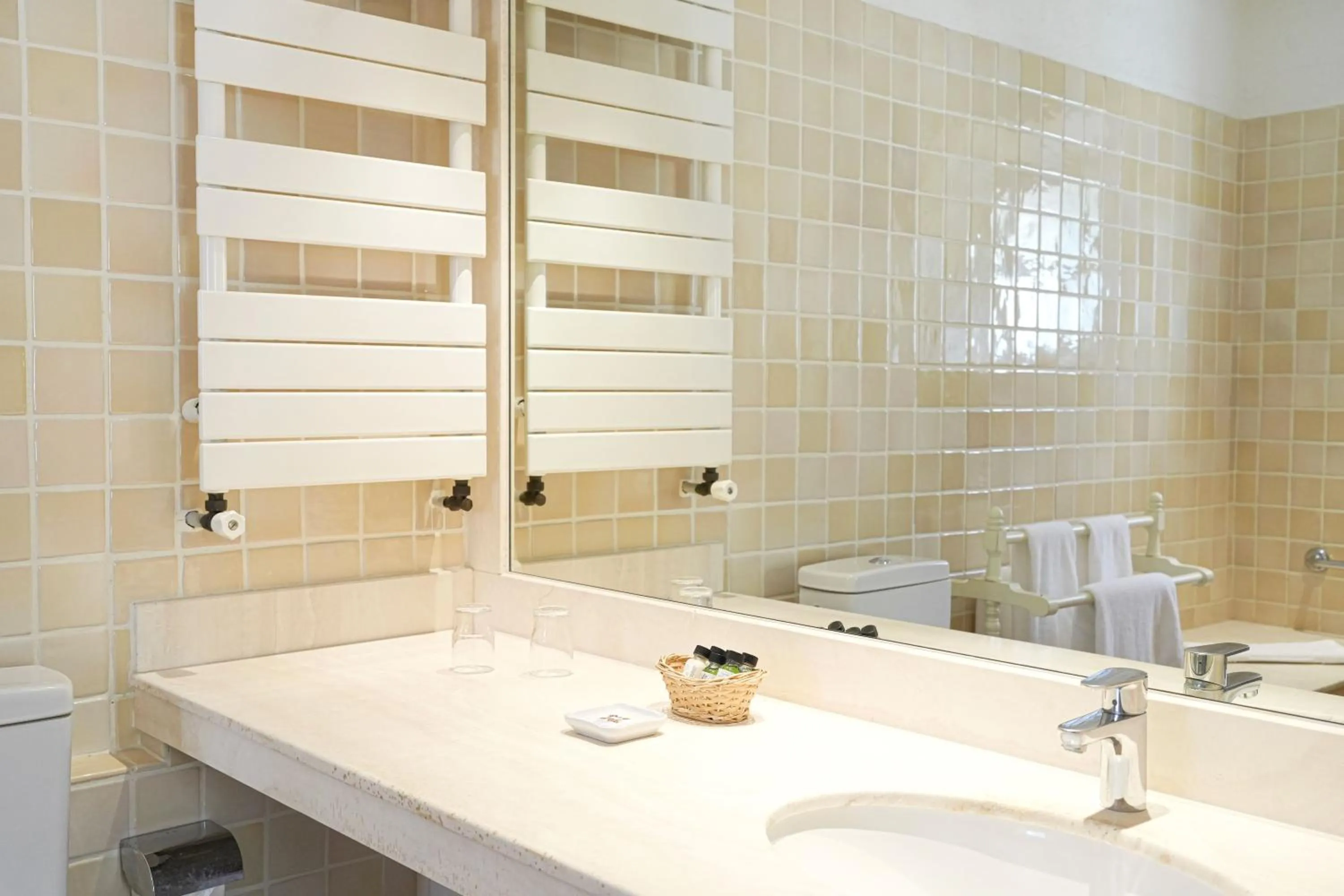 Bathroom in Hôtel La Figuière