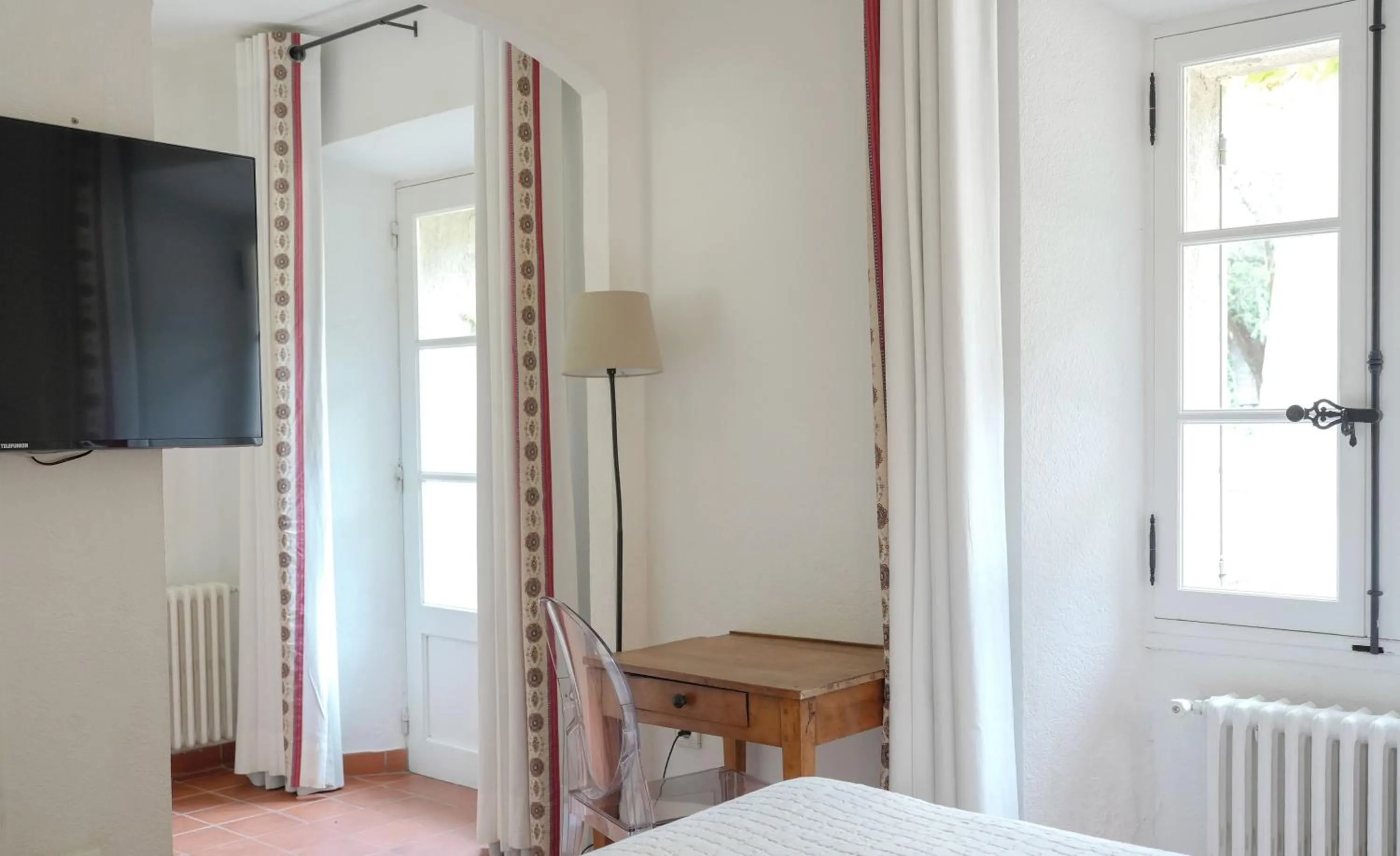 TV and multimedia, Bed in Hôtel La Figuière
