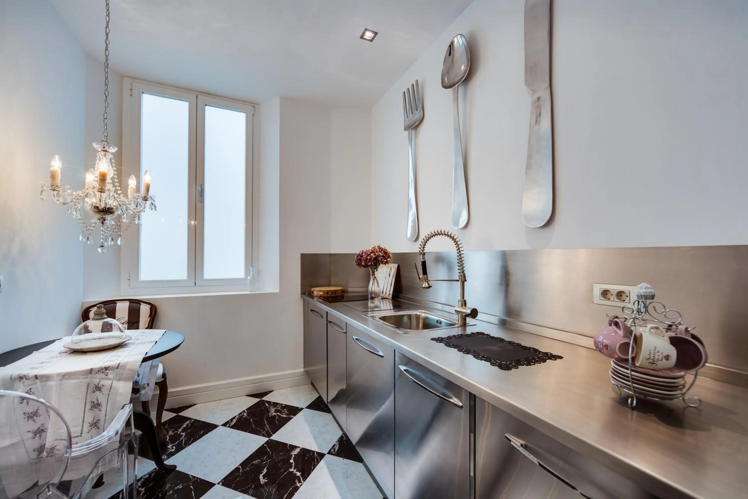 Kitchen or kitchenette in Purple Dog Suites