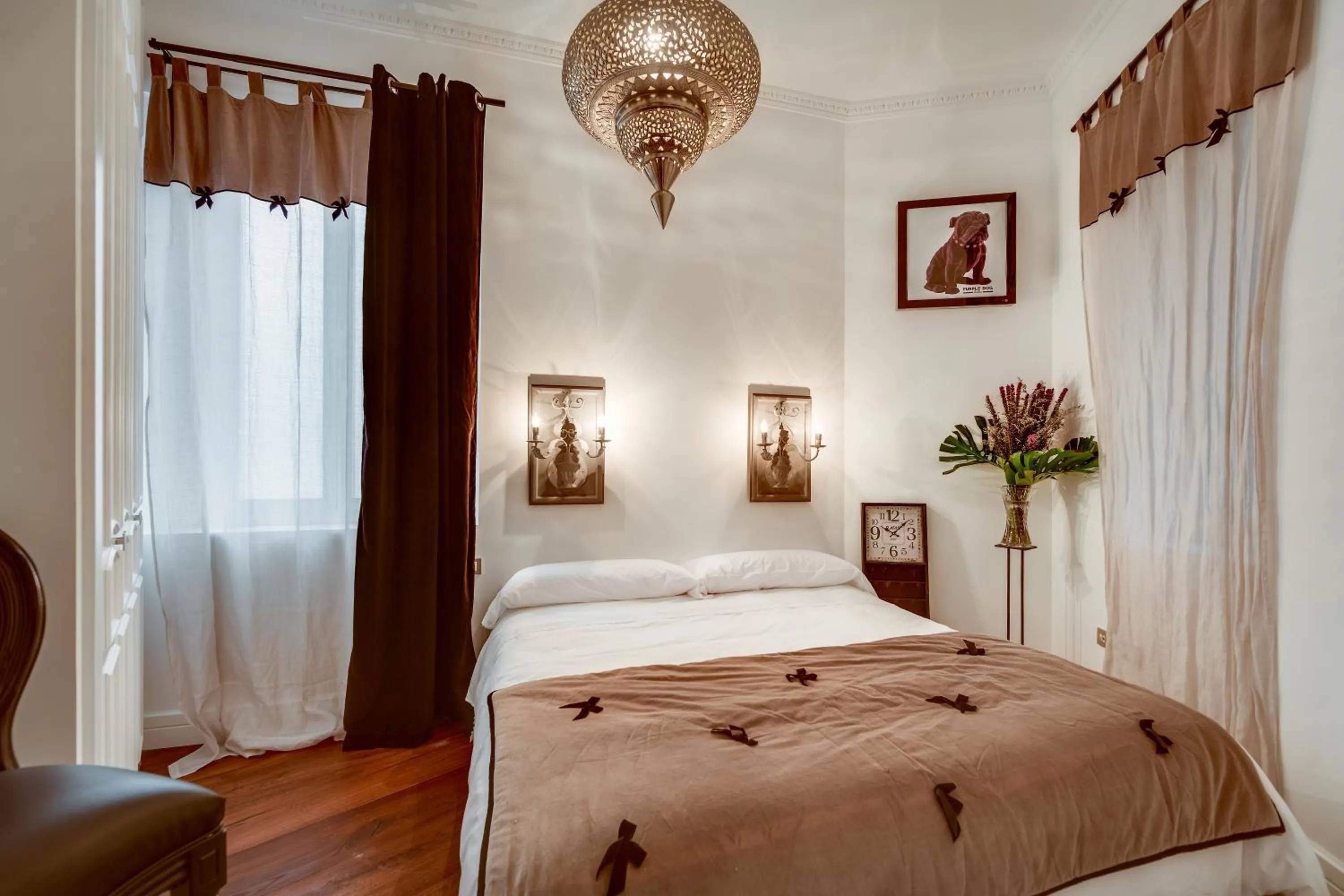 Bedroom, Bed in Purple Dog Suites