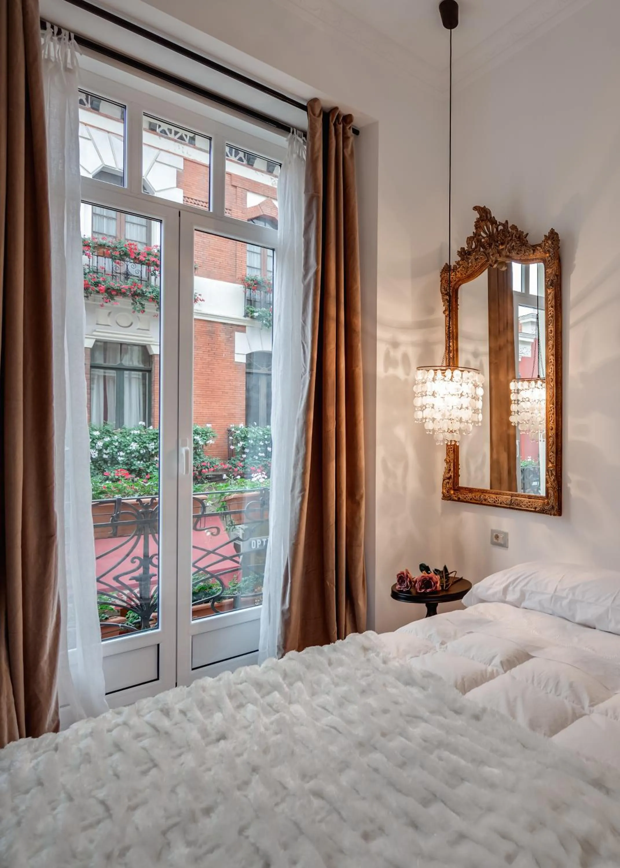 Balcony/Terrace, Bed in Purple Dog Suites