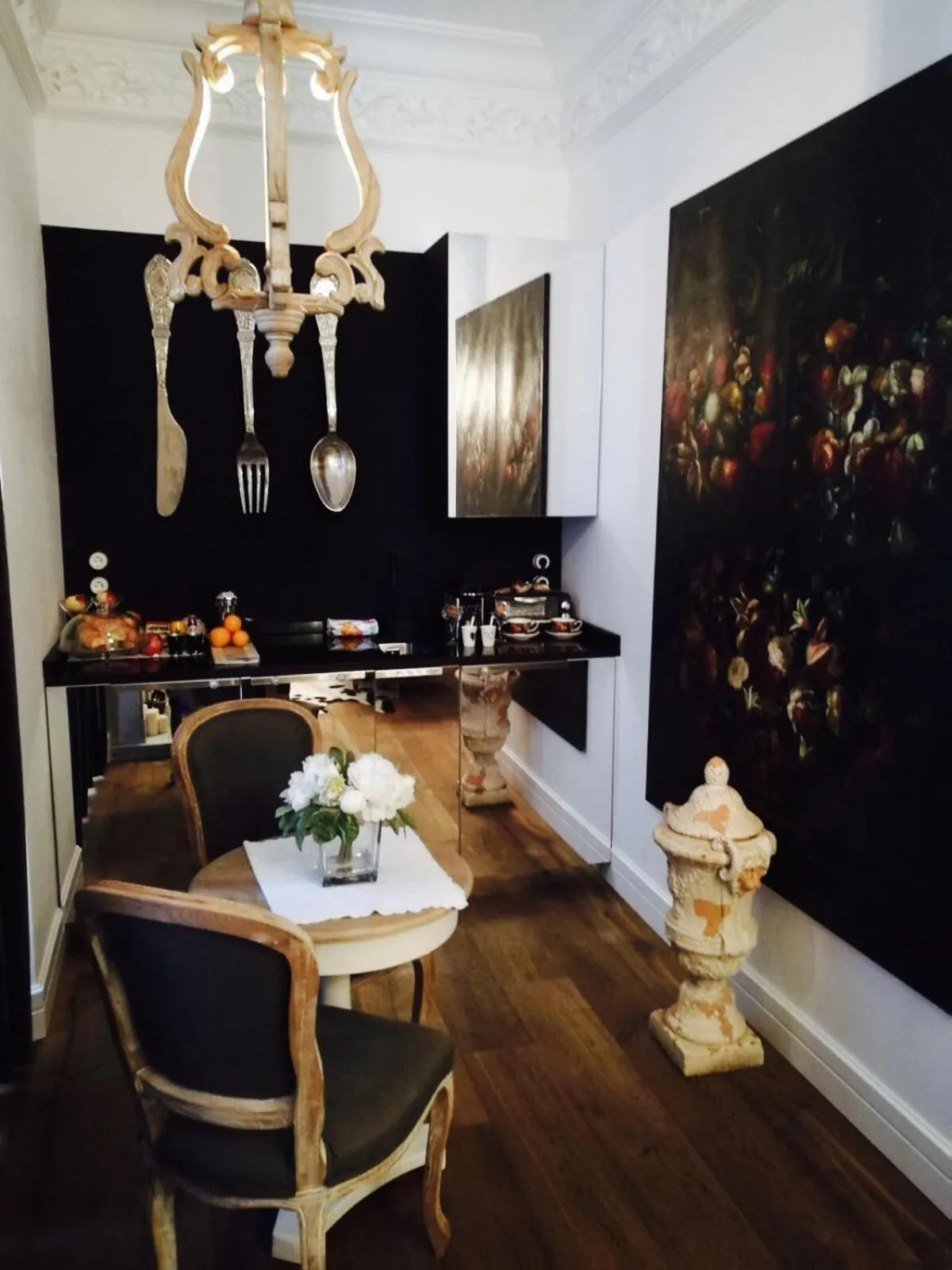 Kitchen or kitchenette in Purple Dog Suites