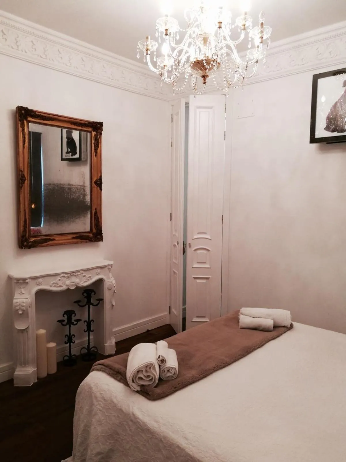 Photo of the whole room, Bed in Purple Dog Suites