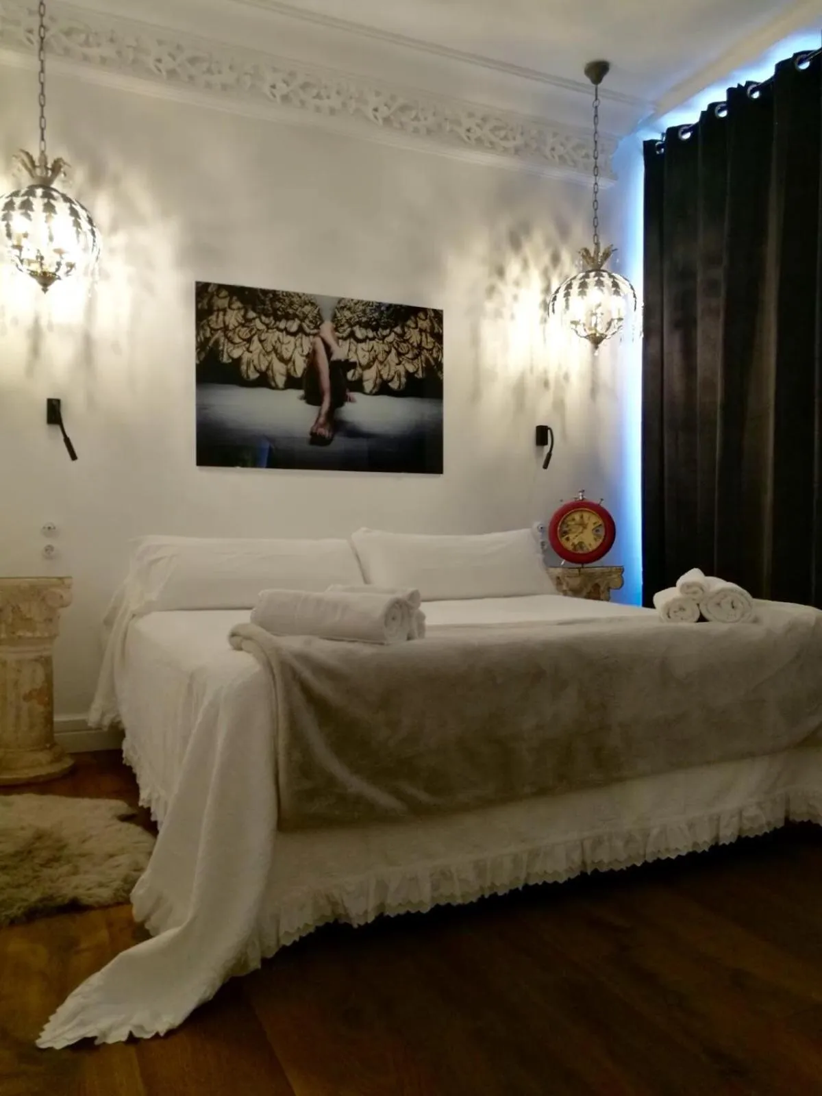 Photo of the whole room, Bed in Purple Dog Suites