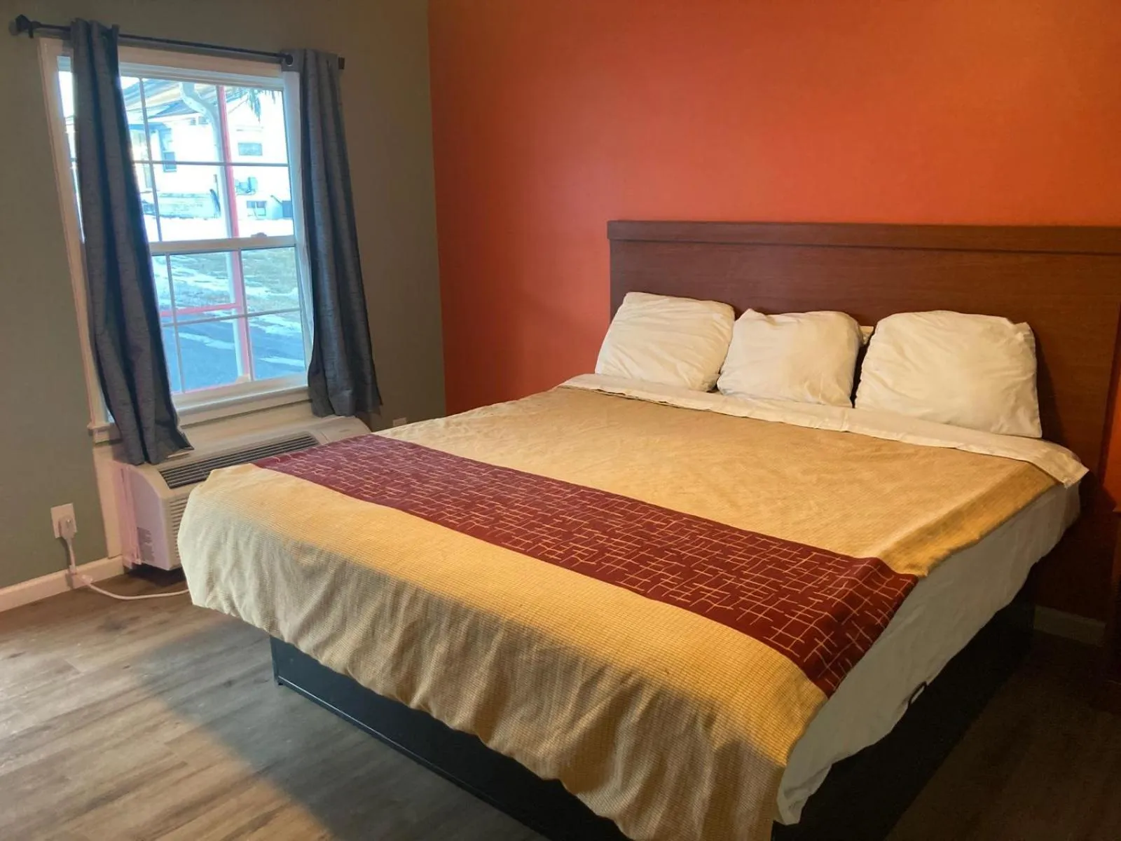 Bedroom in Skyline Motel by Belvilla Waynesboro US 250