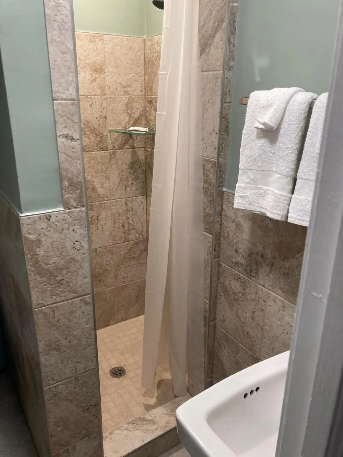 Bathroom in Skyline Motel by Belvilla Waynesboro US 250