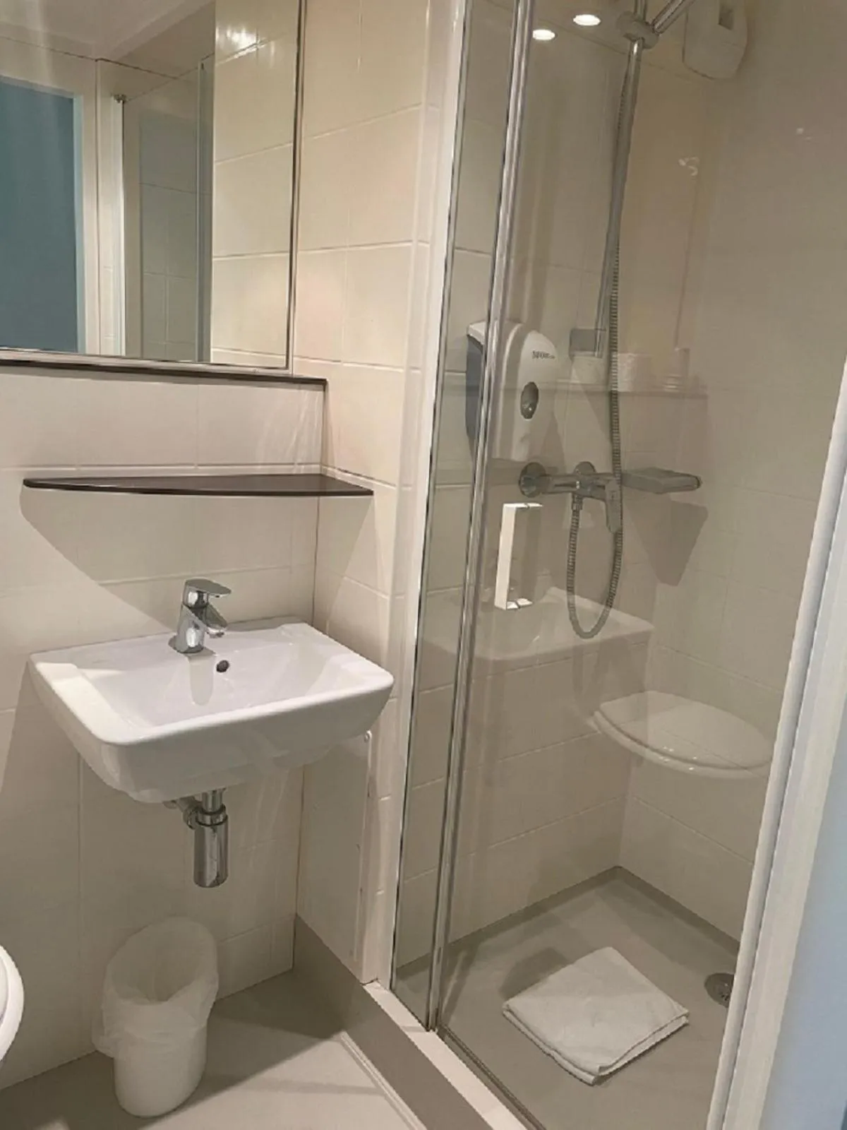 Bathroom in Kyriad Direct Arras - Saint-Laurent-Blangy - Parc Expo