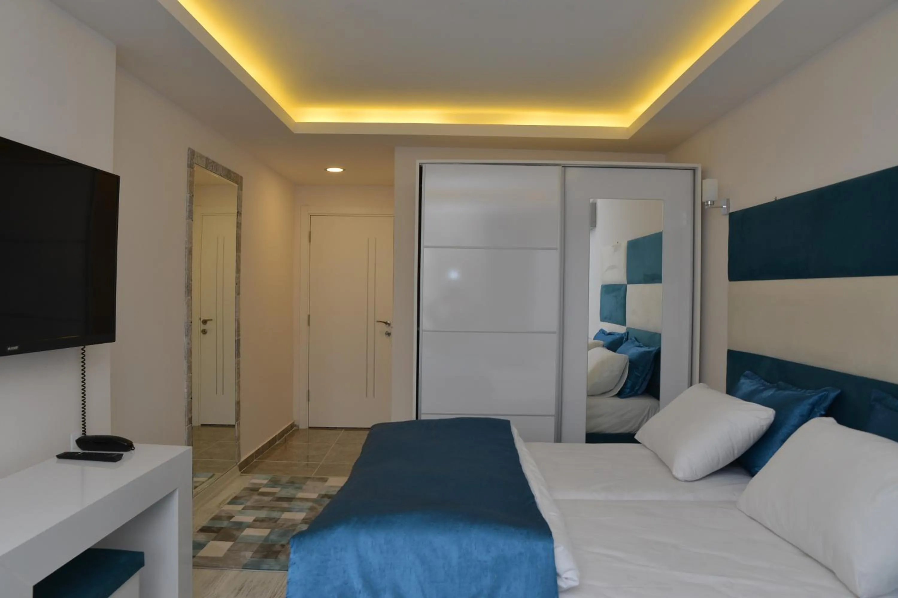 Photo of the whole room in Deep Hotel