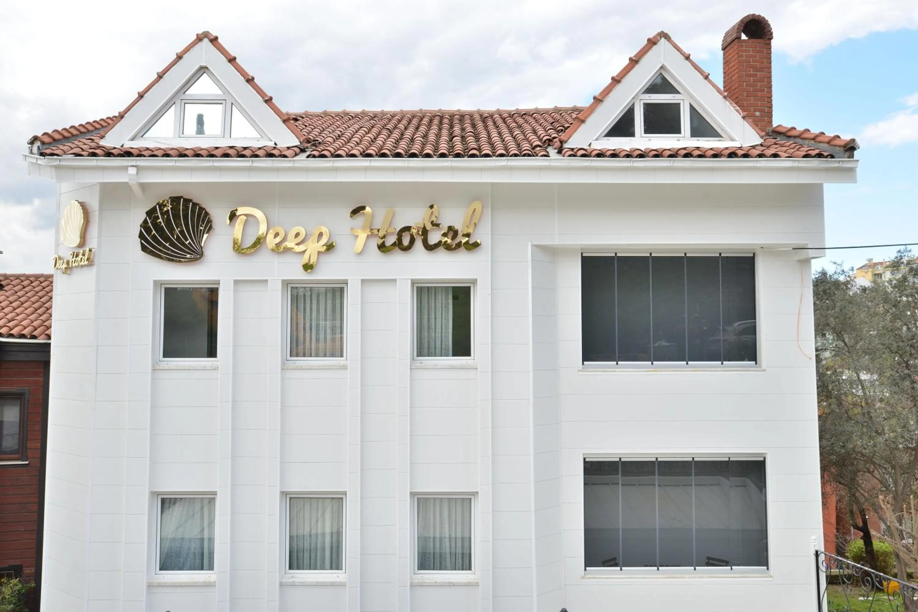 Facade/entrance in Deep Hotel