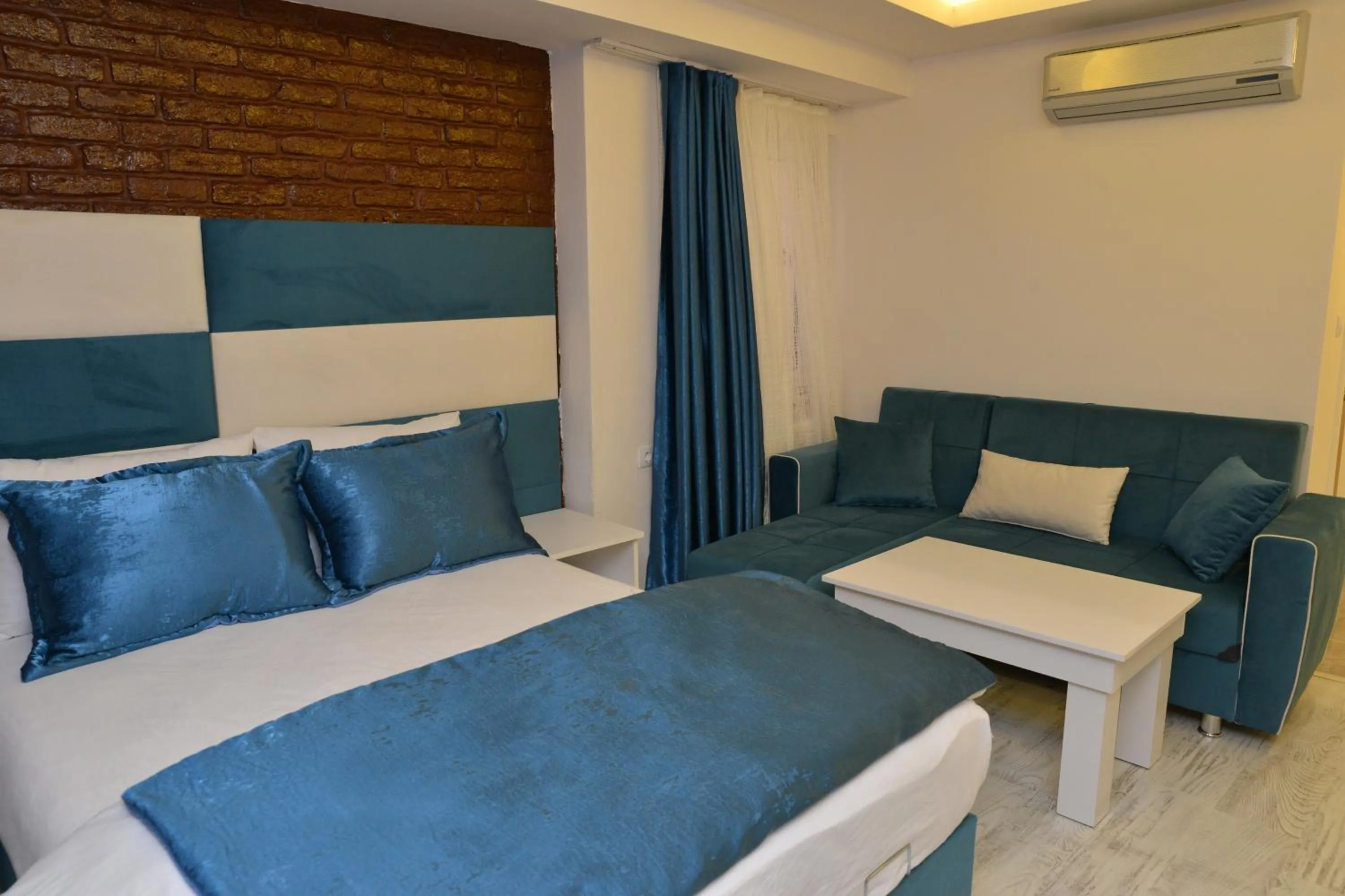 Photo of the whole room in Deep Hotel