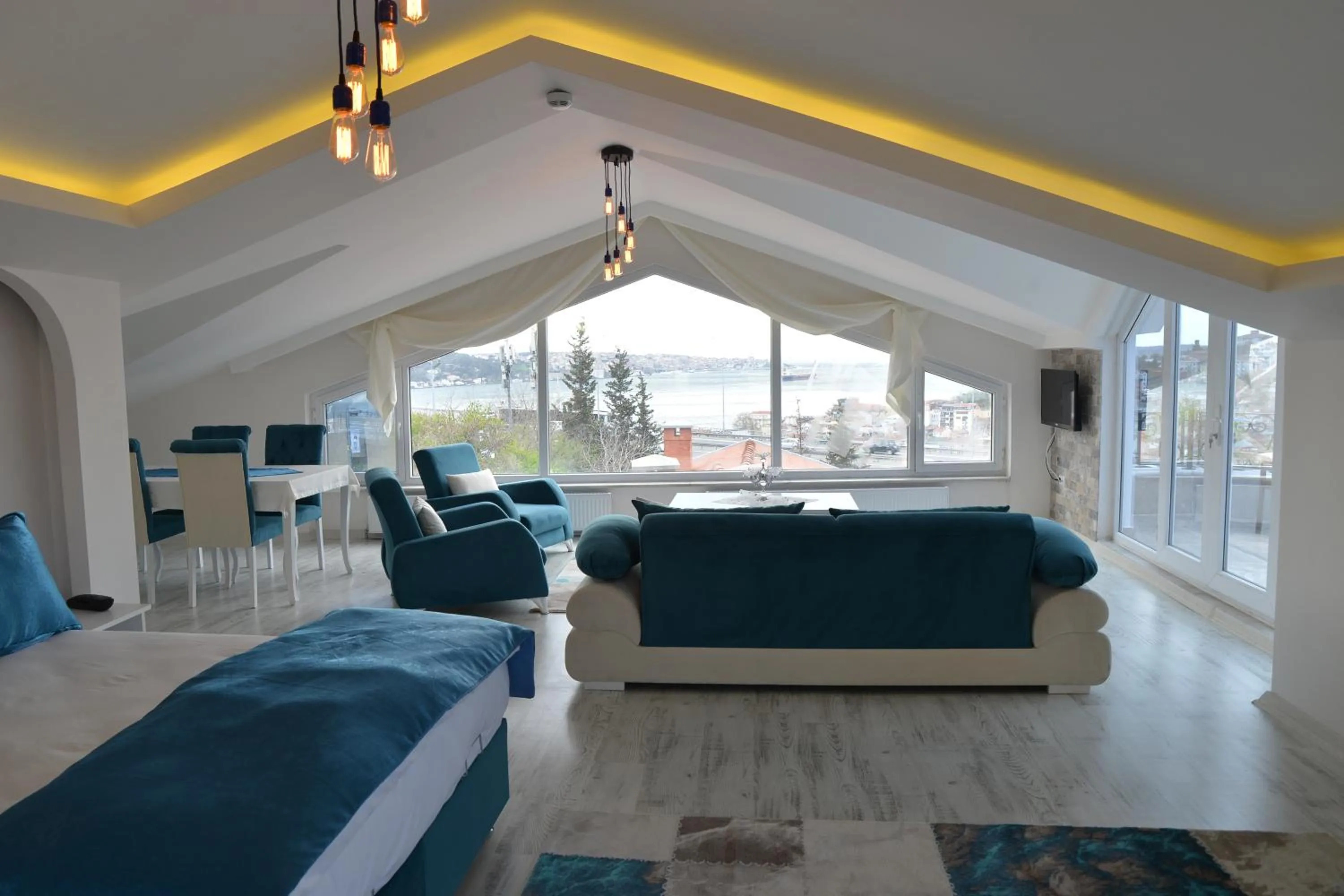 Photo of the whole room in Deep Hotel