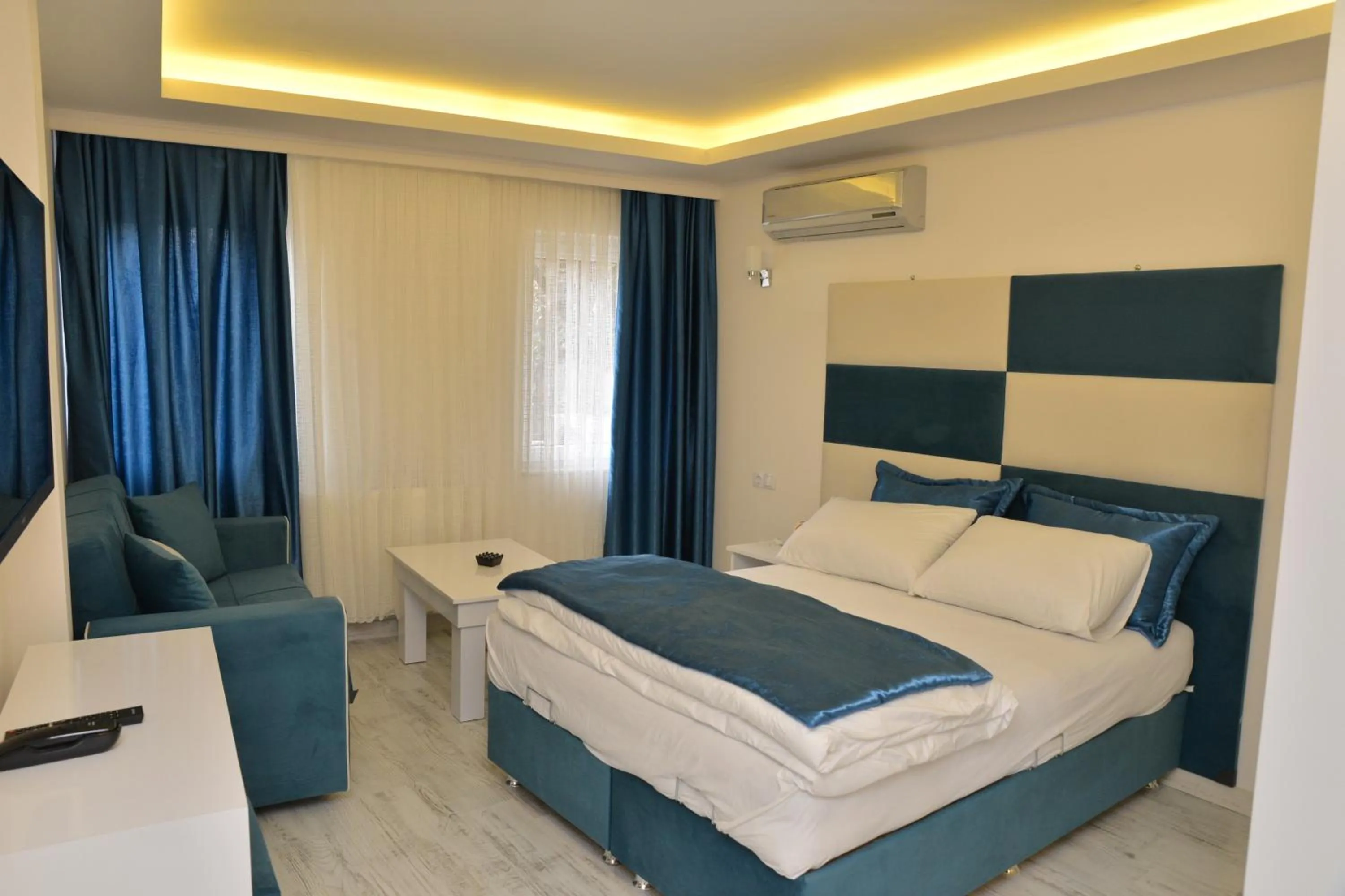 Photo of the whole room in Deep Hotel