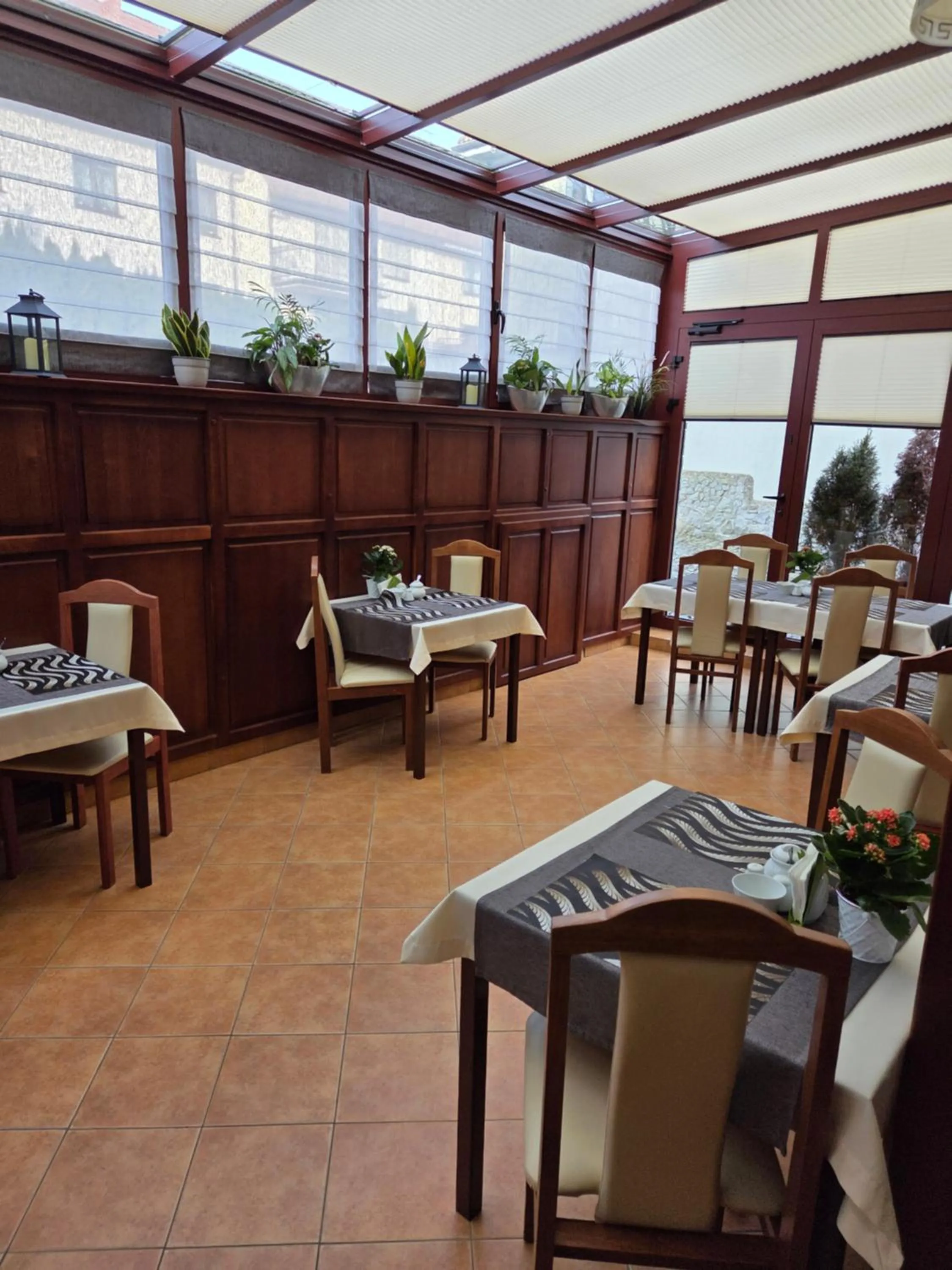 Restaurant/places to eat in Willa Atena