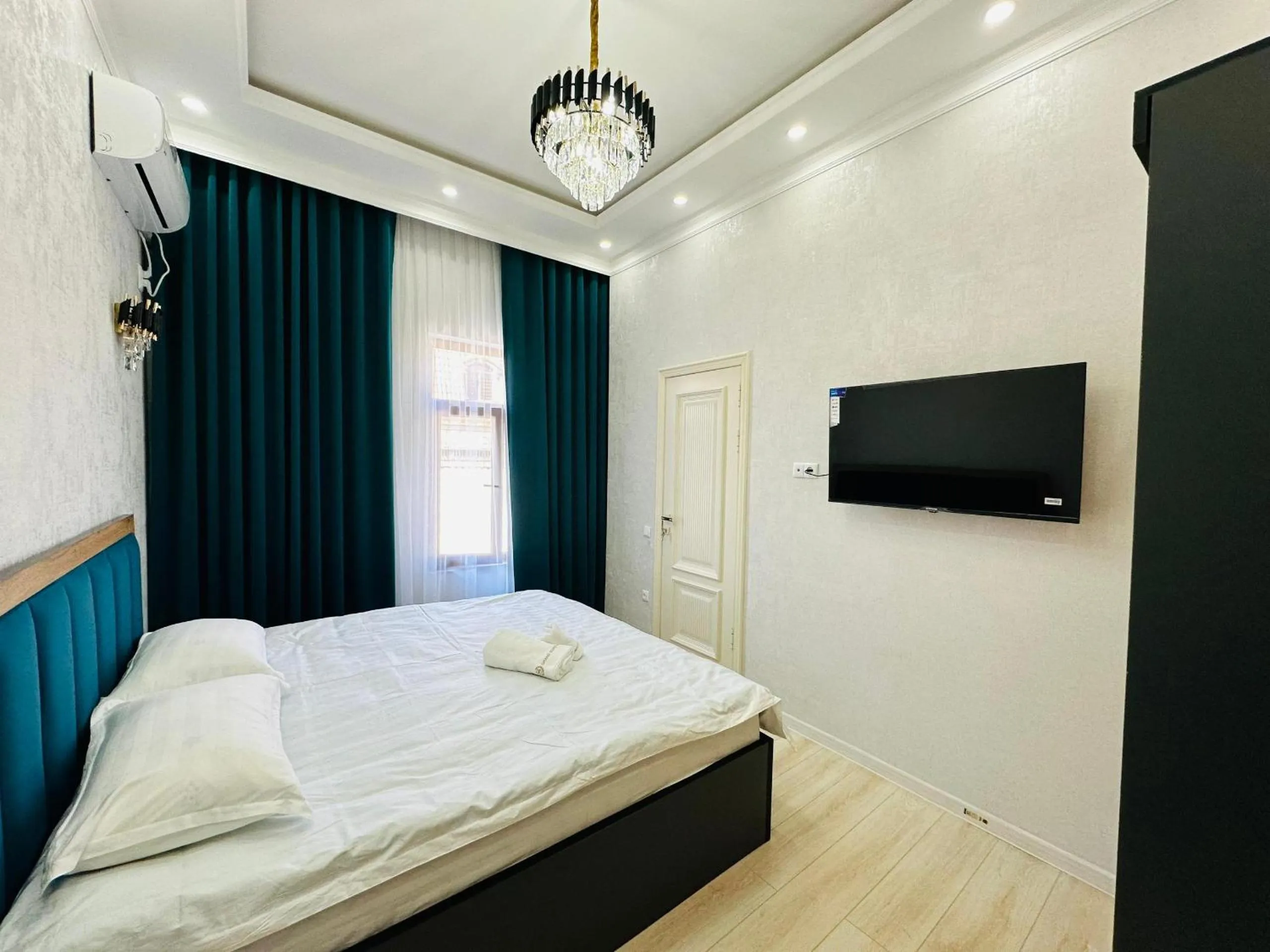 Communal lounge/ TV room, Bed in Soro Hotel