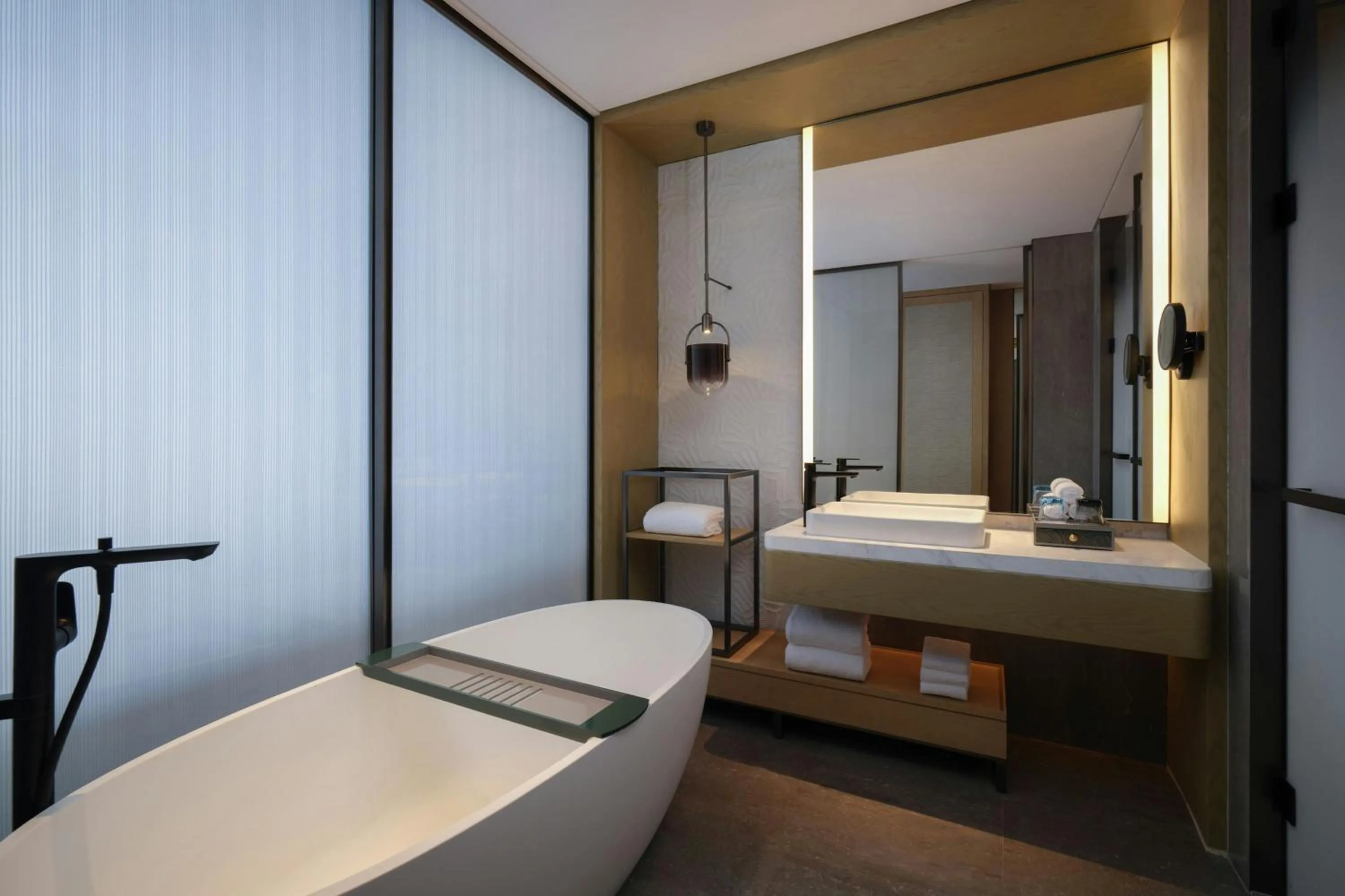 Bathroom, Bed in Beihai Marriott Resort