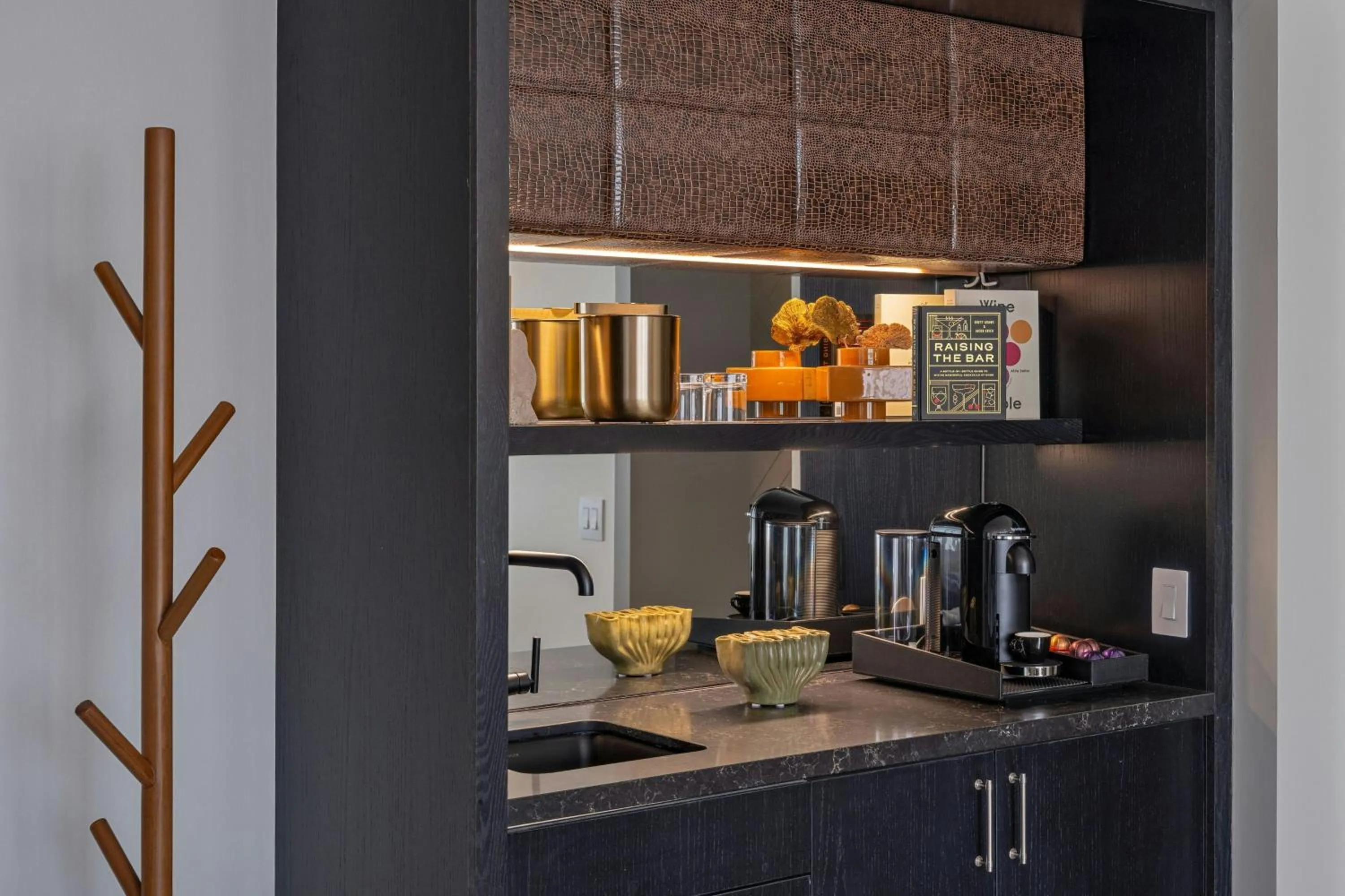 Lounge or bar in The Vanguard Ann Arbor, Autograph Collection