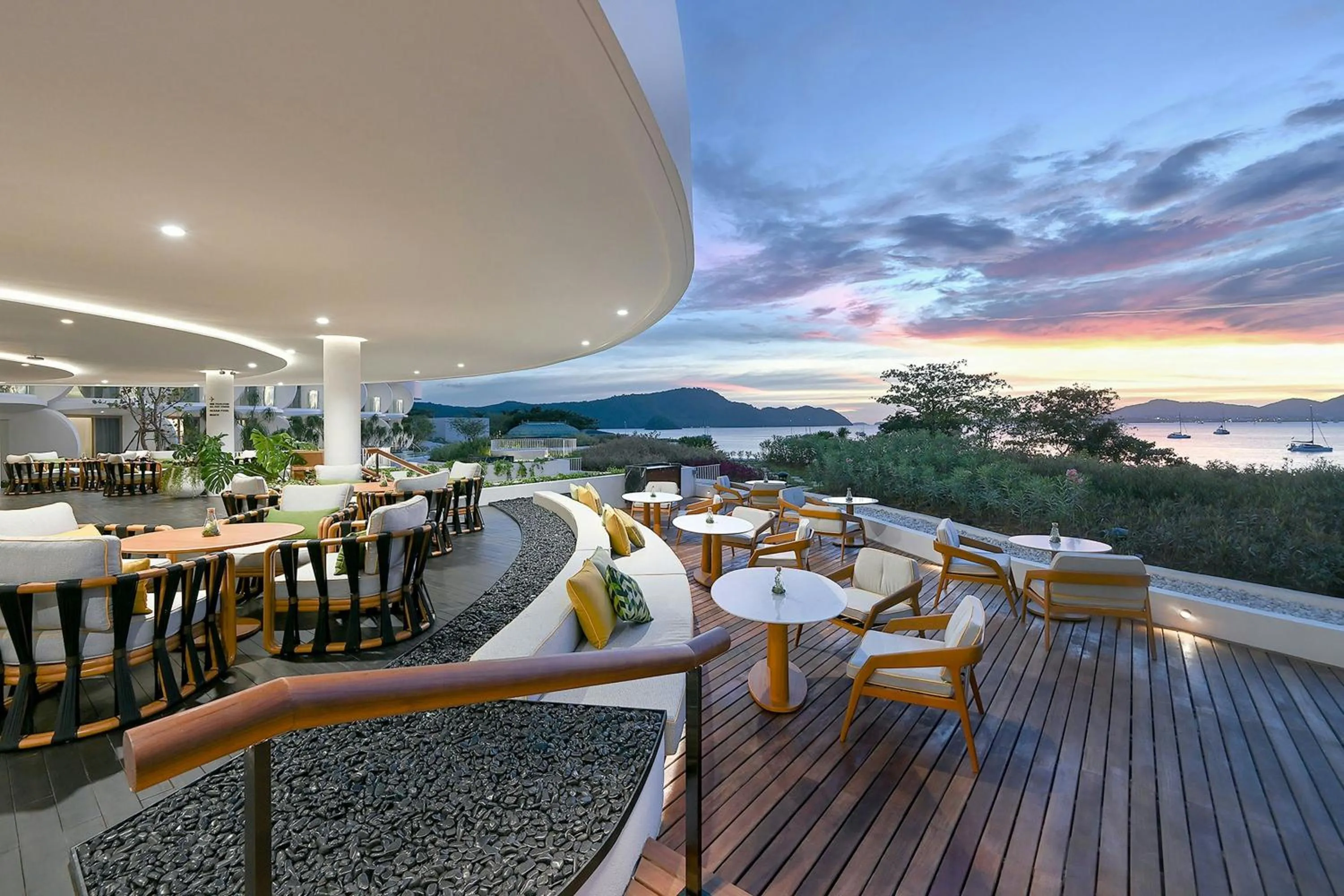 Lounge or bar in Veranda Resort Phuket, Autograph Collection