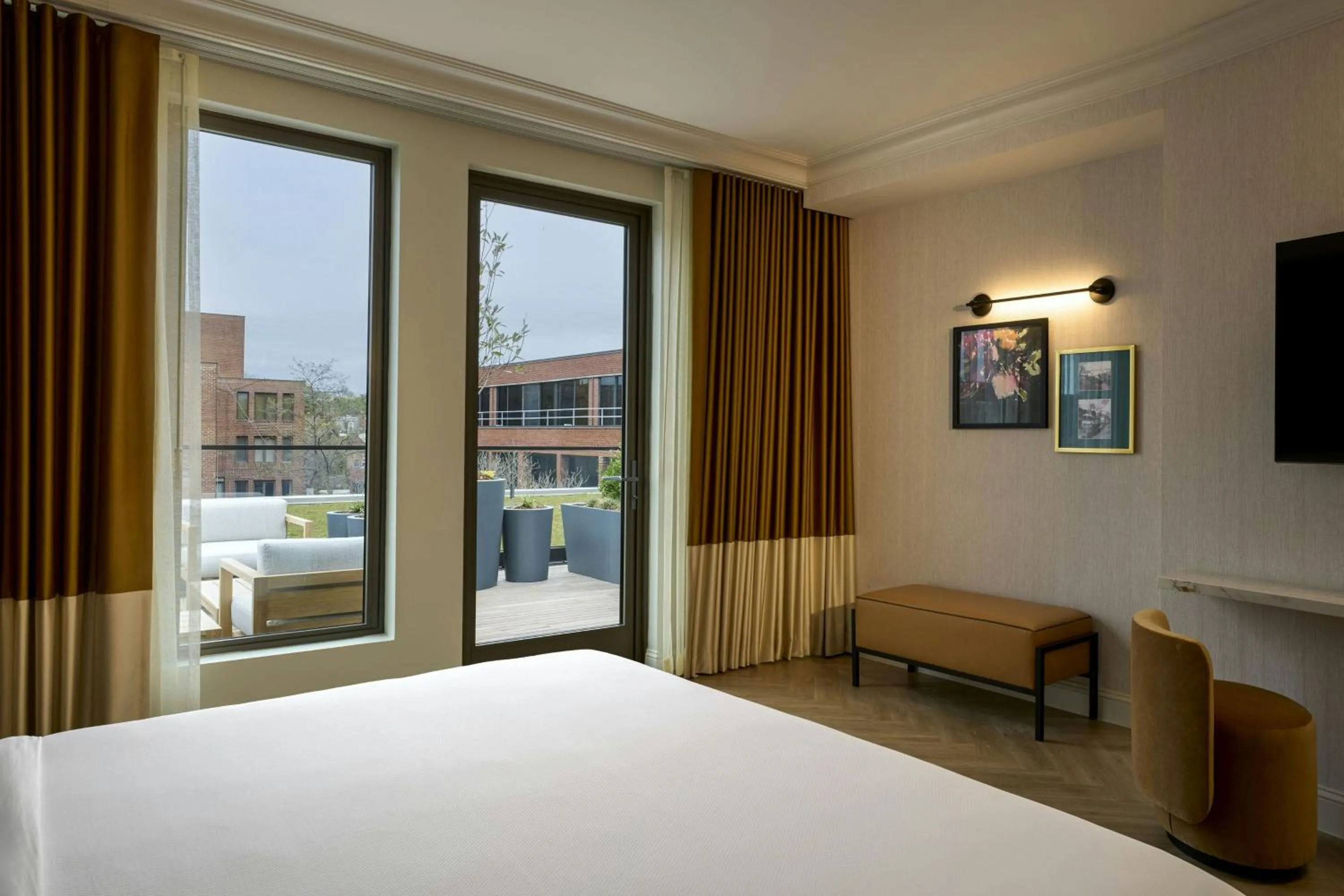 Photo of the whole room, Bed in Canal House of Georgetown a Tribute Portfolio Hotel Georgetown, Washington D.C.