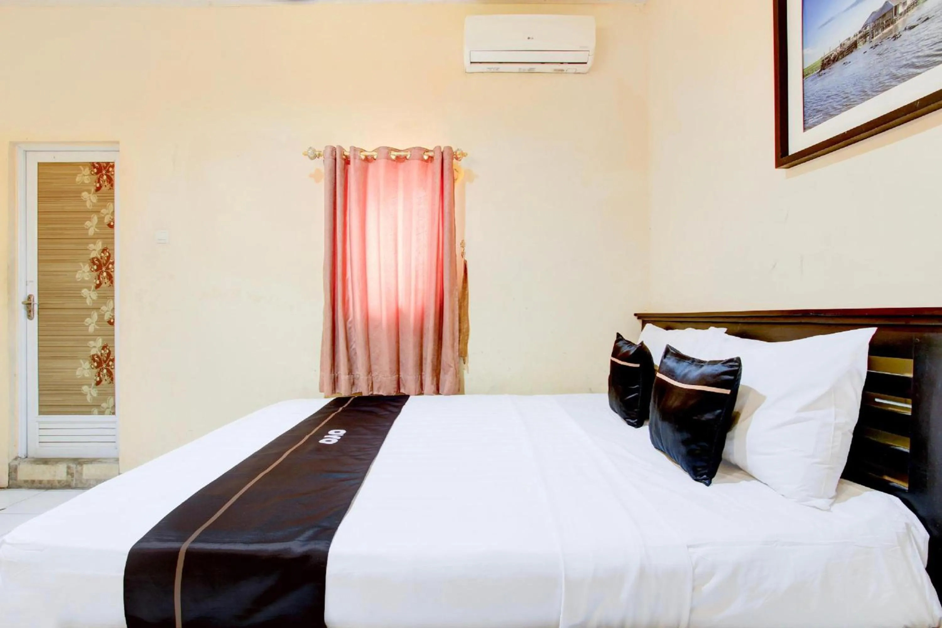 View (from property/room), Bed in Collection O Stasiun Pekalongan Near Stasiun Kereta Api Formerly Hotel Indah