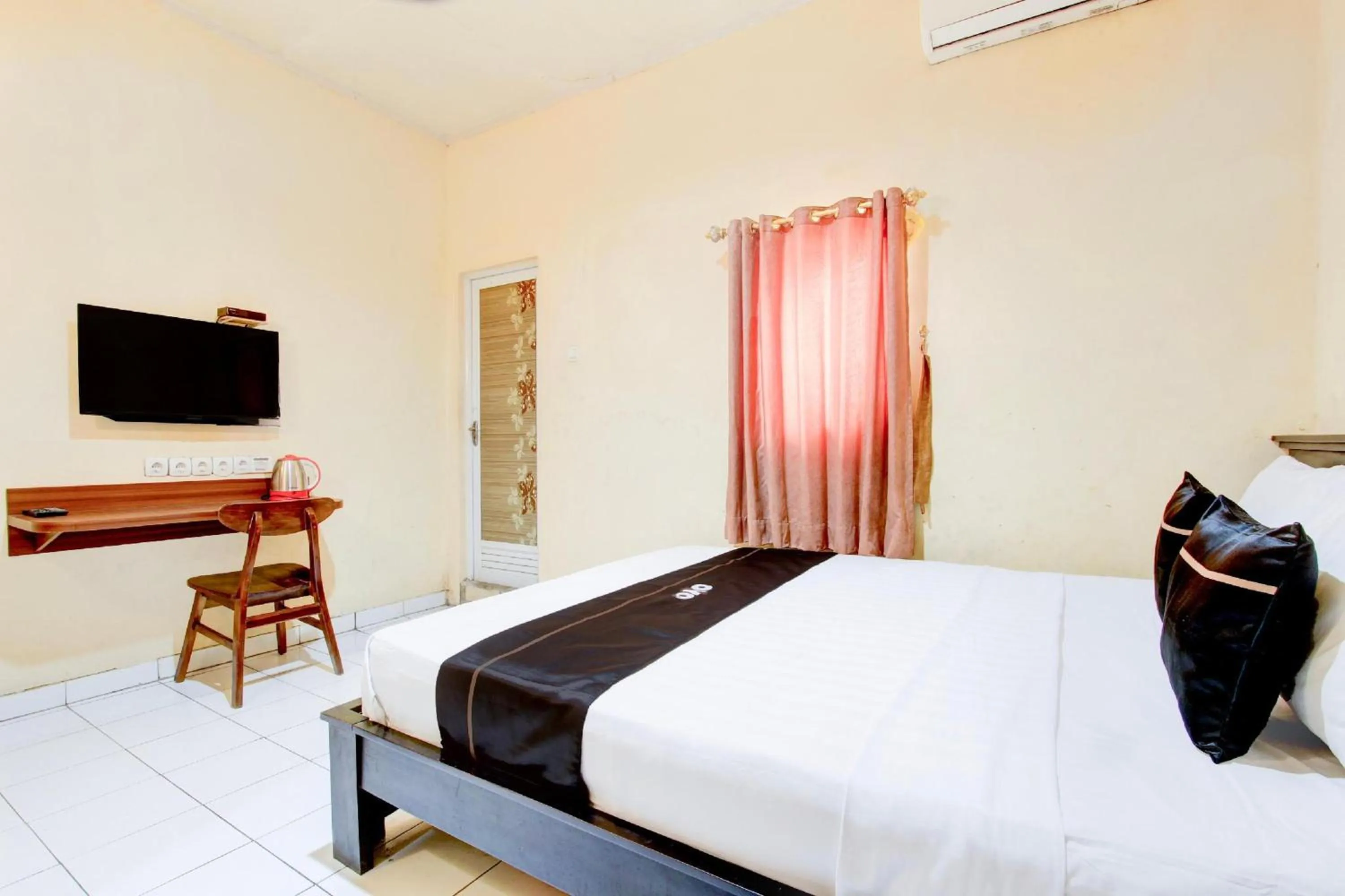 View (from property/room), Bed in Collection O Stasiun Pekalongan Near Stasiun Kereta Api Formerly Hotel Indah