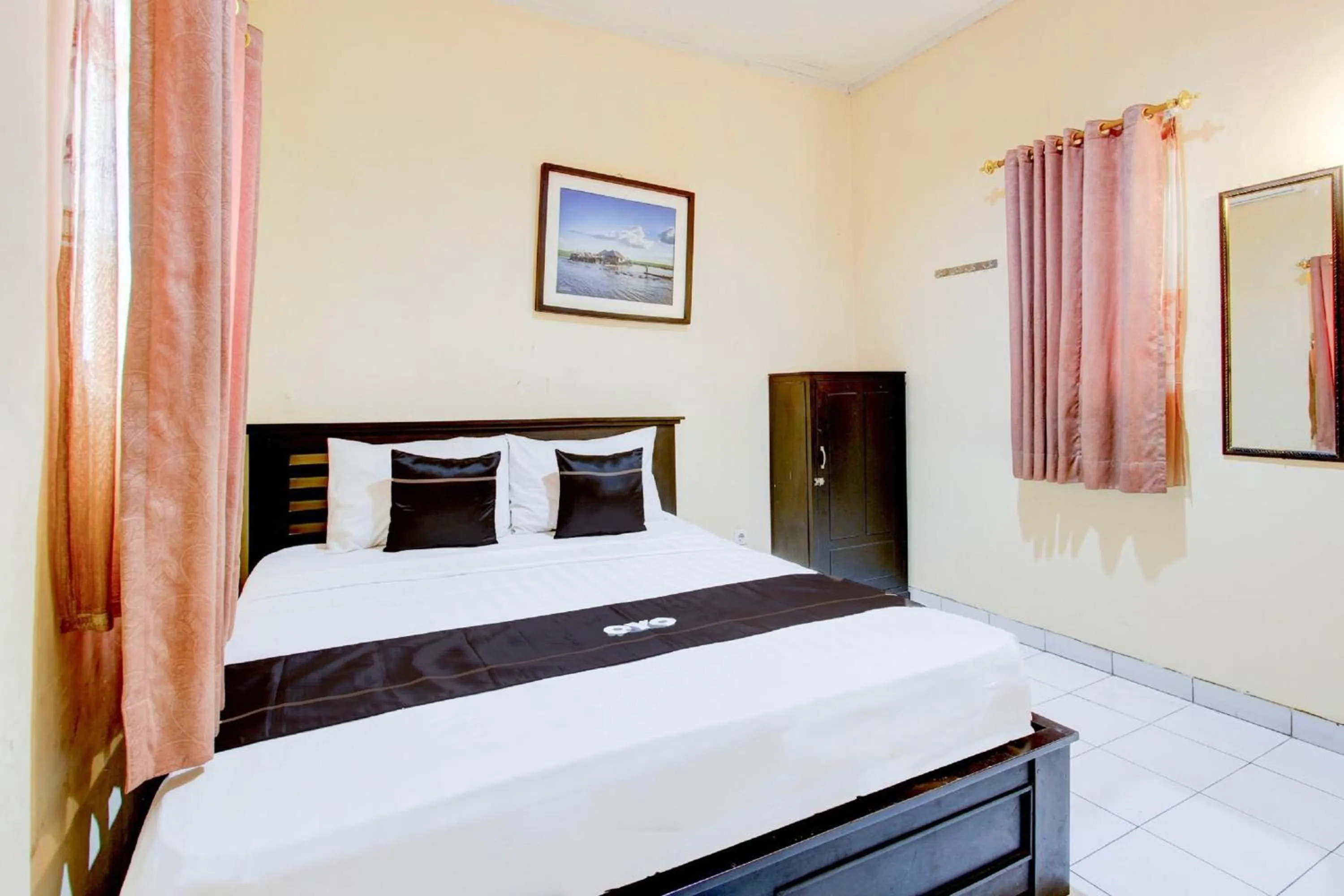 Photo of the whole room, Bed in Collection O Stasiun Pekalongan Near Stasiun Kereta Api Formerly Hotel Indah