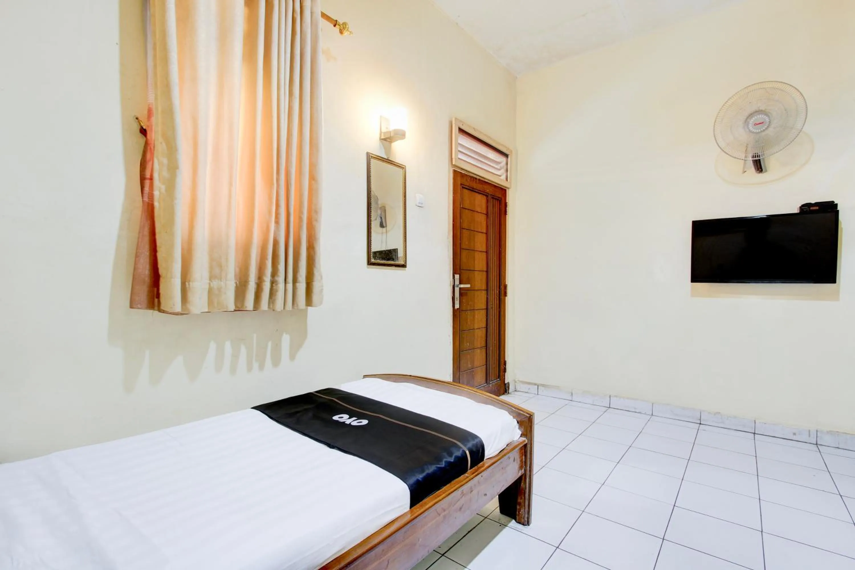 Photo of the whole room, Bed in Collection O Stasiun Pekalongan Near Stasiun Kereta Api Formerly Hotel Indah