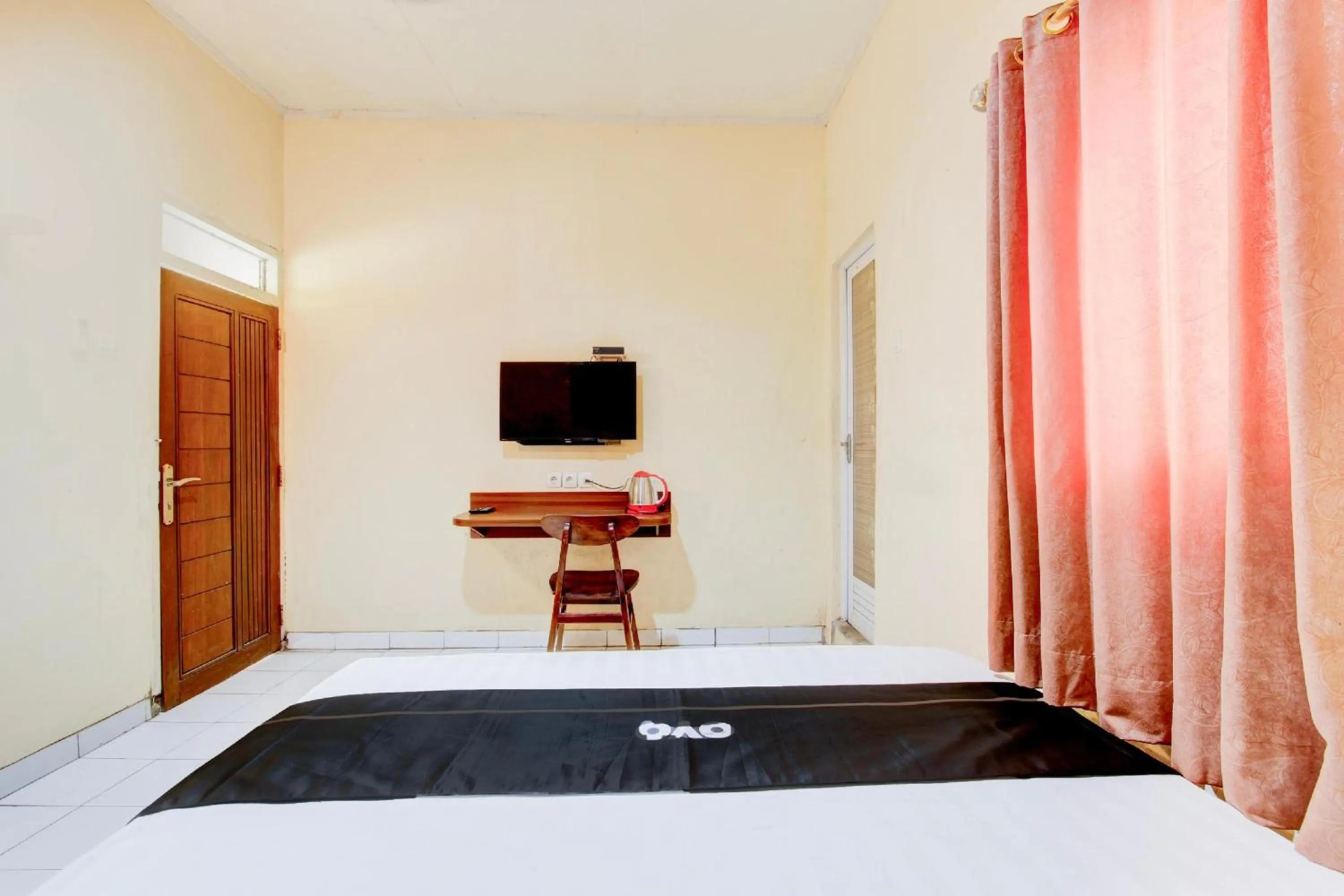 View (from property/room), Bed in Collection O Stasiun Pekalongan Near Stasiun Kereta Api Formerly Hotel Indah