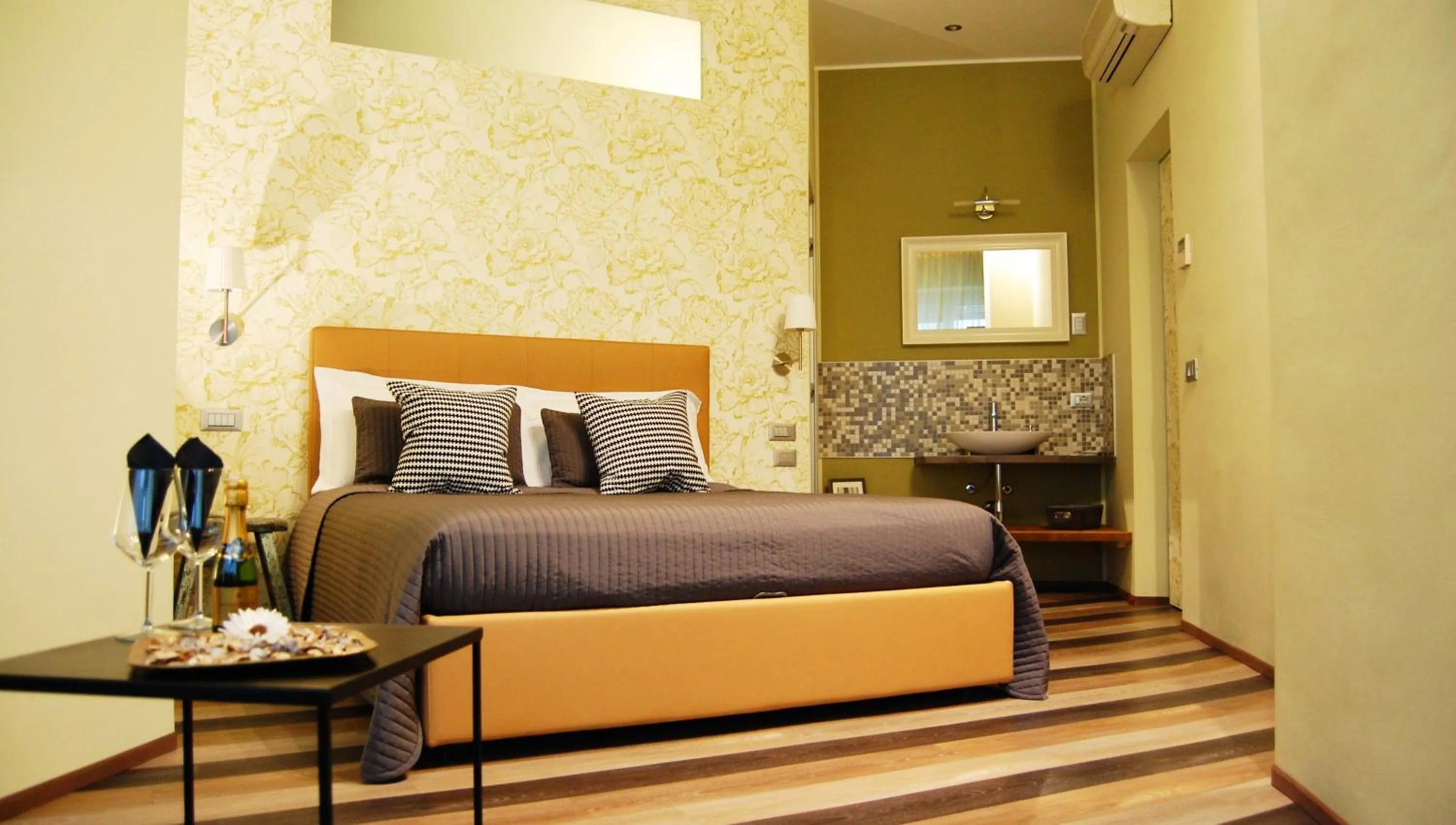 Photo of the whole room, Bed in Serendipity Rooms