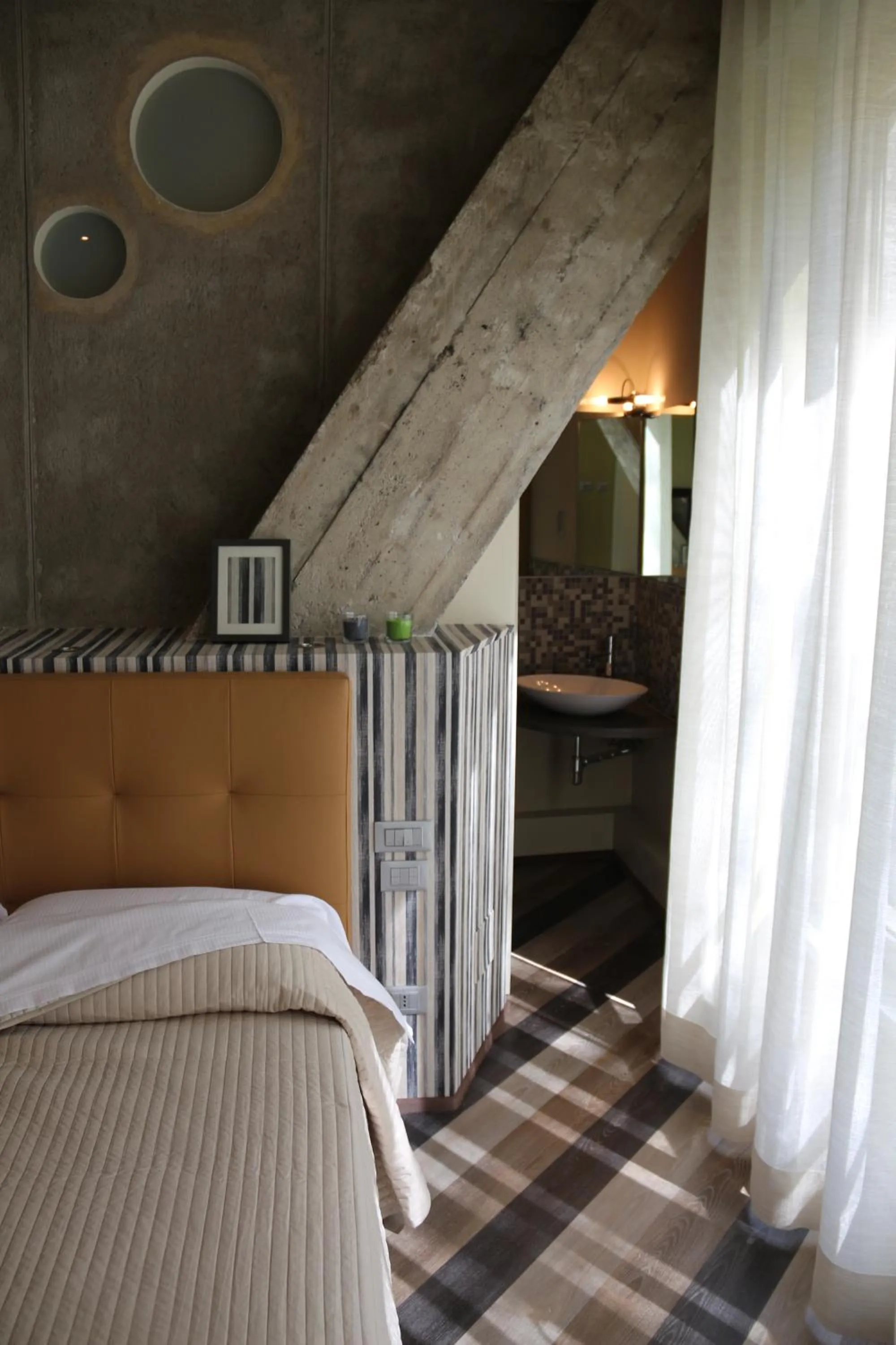 Photo of the whole room, Bed in Serendipity Rooms