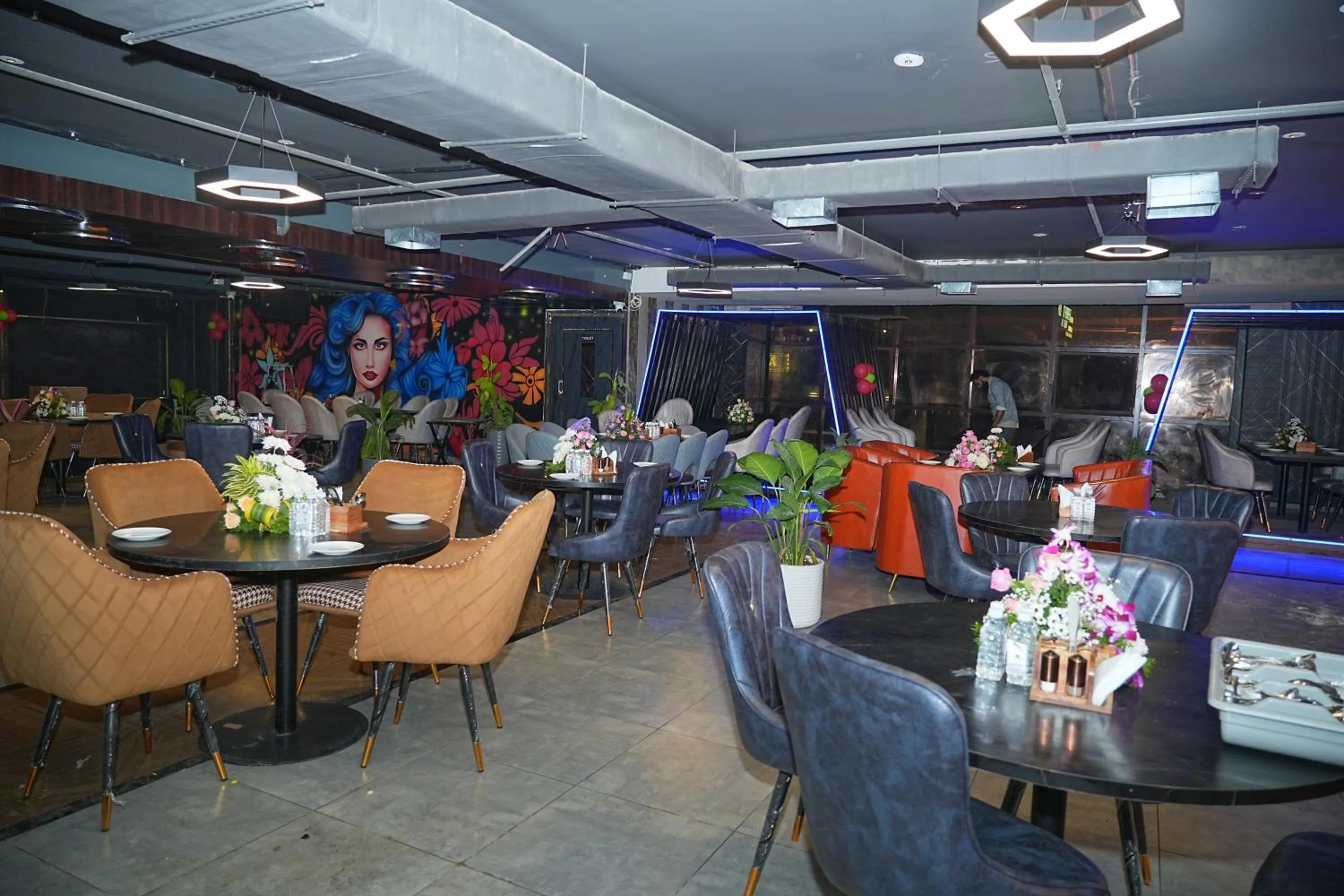 Restaurant/places to eat in Hotel Grand Kasturi