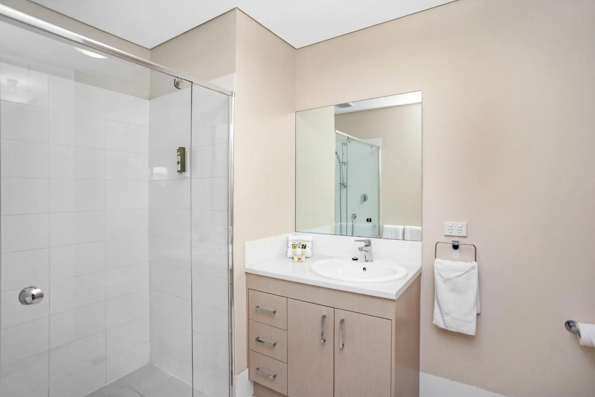 Standard Two-Bedroom Apartment (1 Queen and 2 Single Beds) in Hume Serviced Apartments Standard Two-Bedroom Apartment (1 Queen and 2 Single Beds) in Hume Serviced Apartments