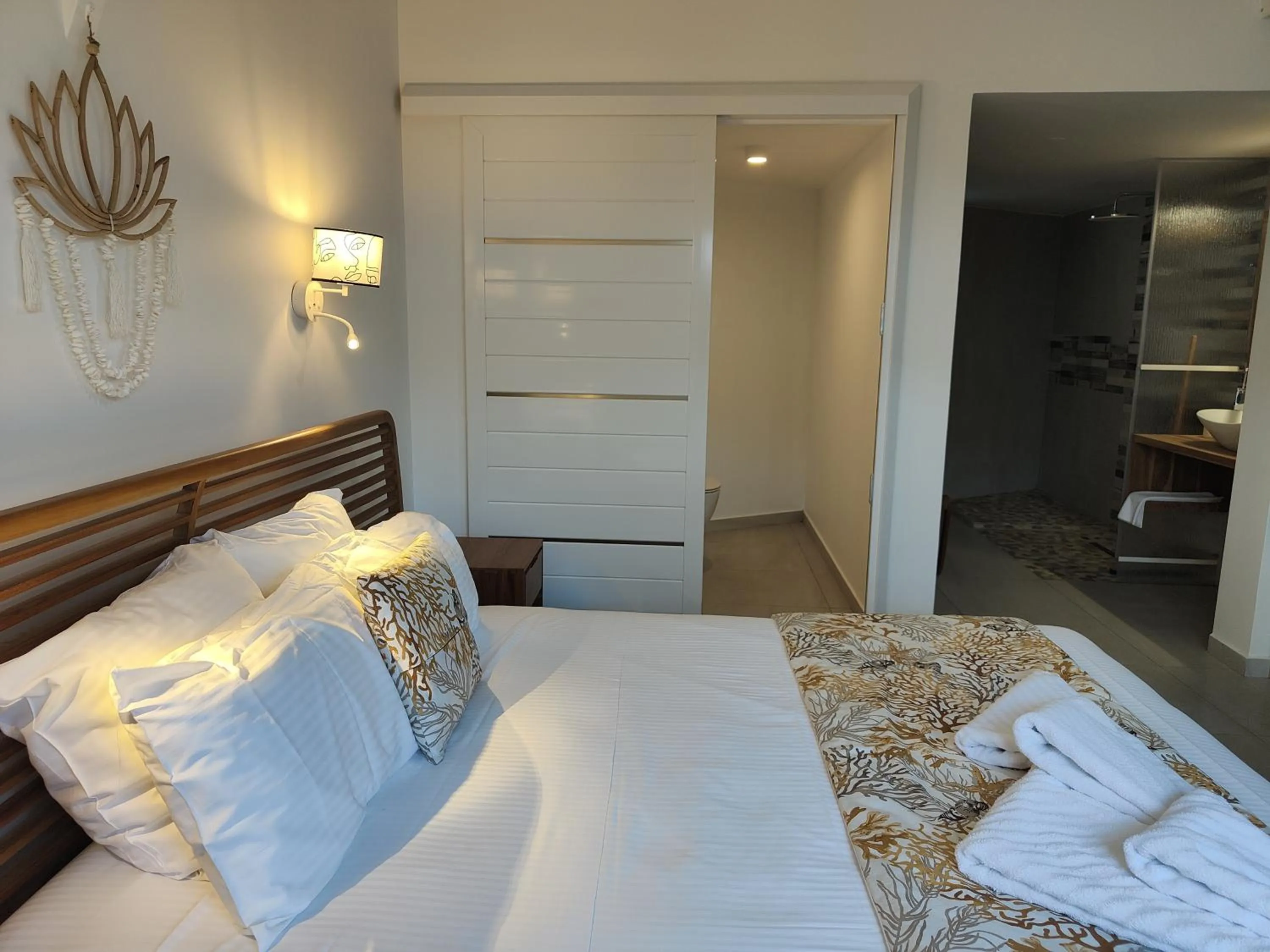 Photo of the whole room, Bed in Majesty Palm Hôtel