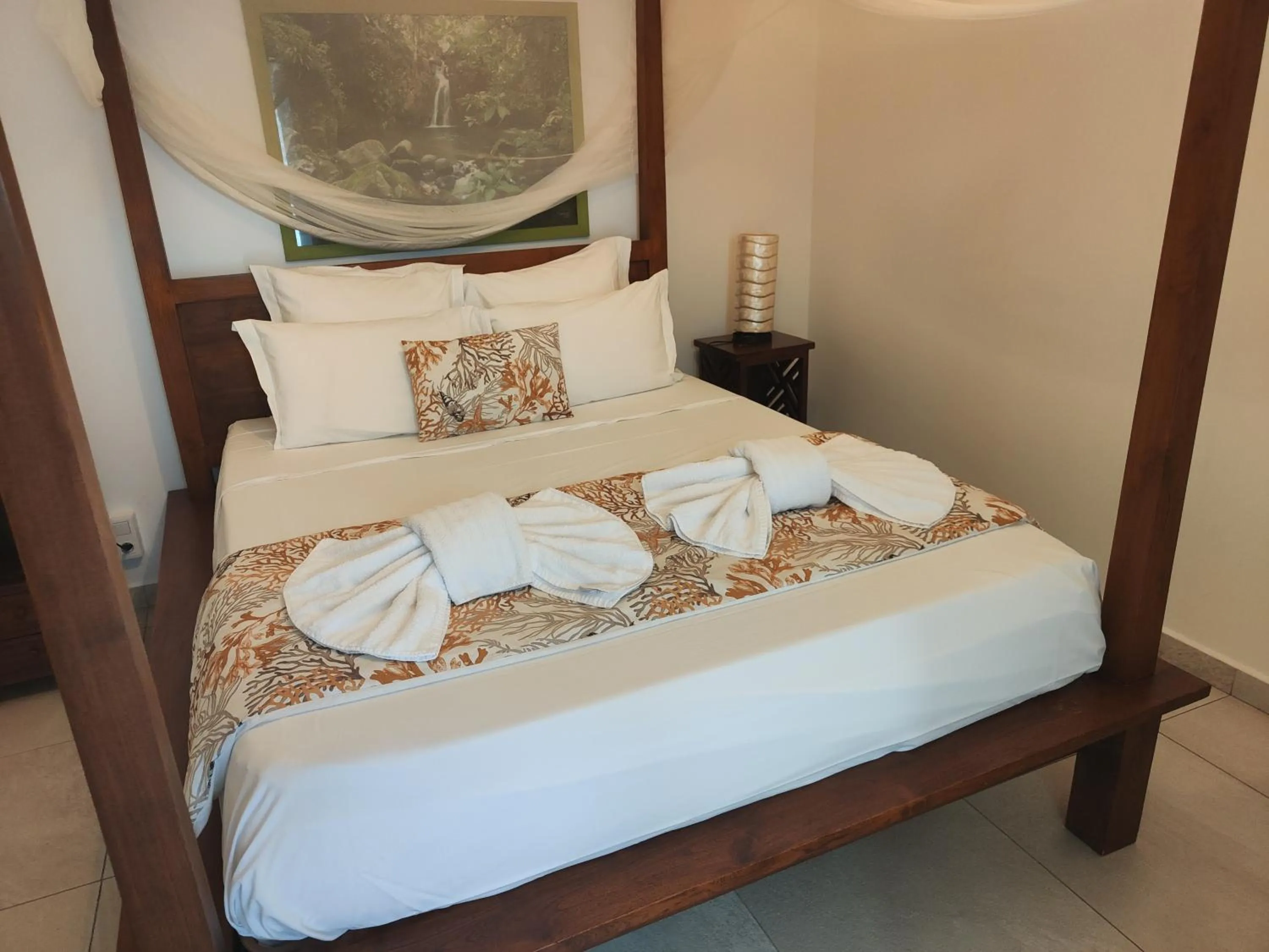 Photo of the whole room, Bed in Majesty Palm Hôtel