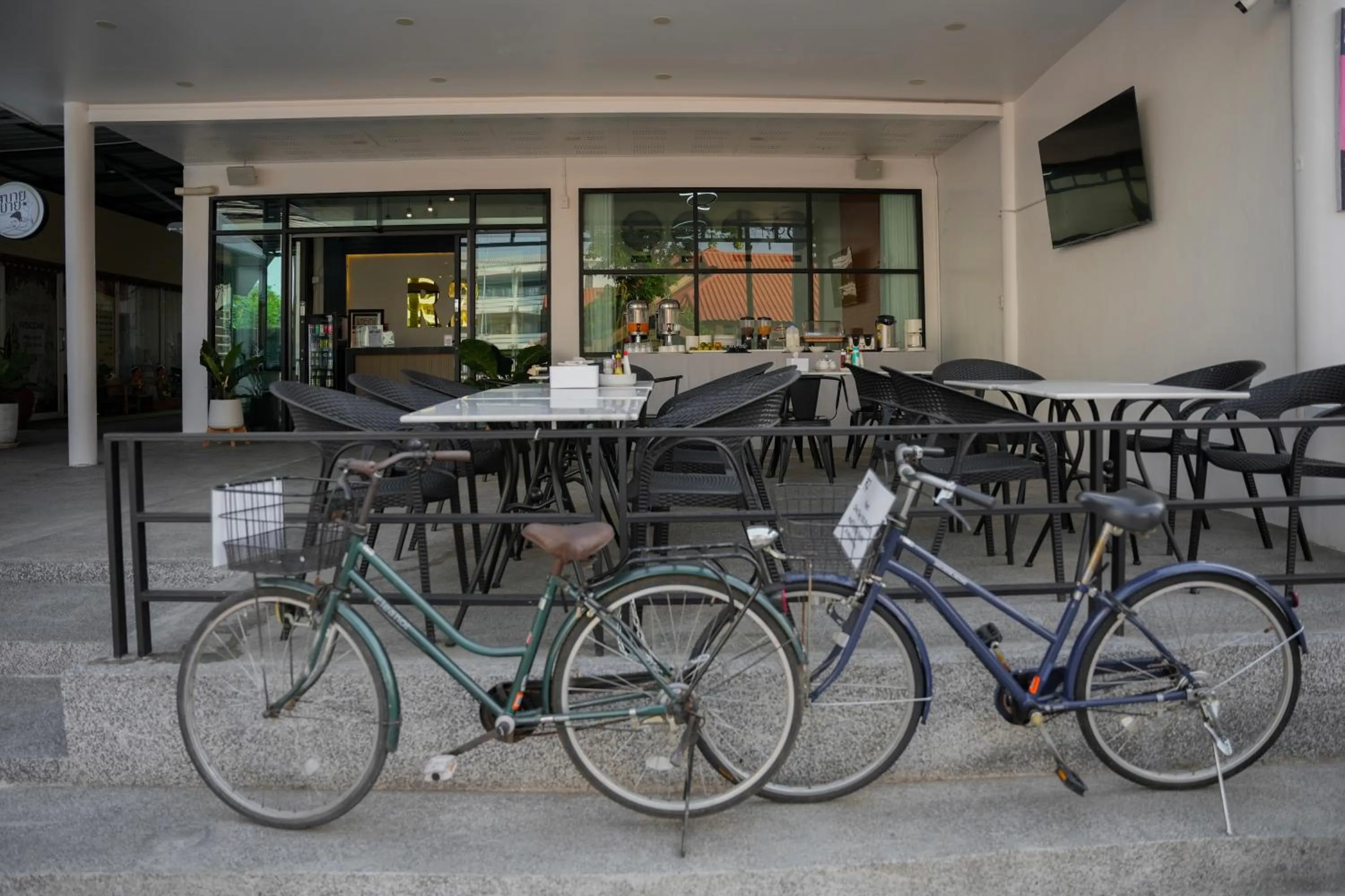 Restaurant/places to eat in R2 Bed and Pool Kanchanaburi