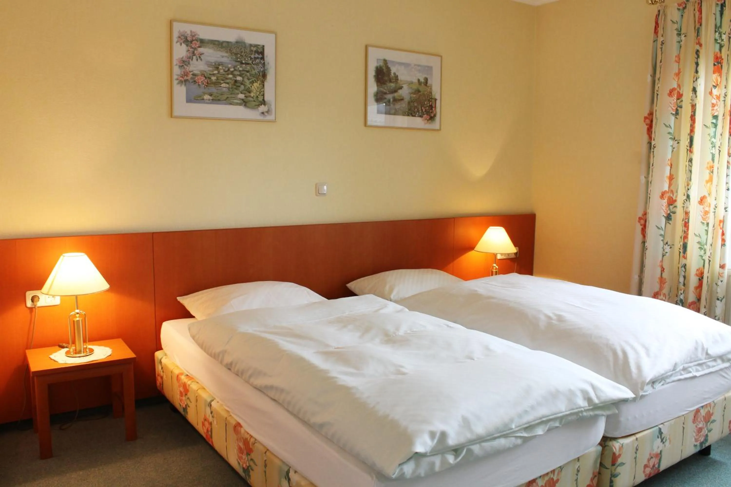 Photo of the whole room, Bed in Hotel garni Haaster Krug Otte