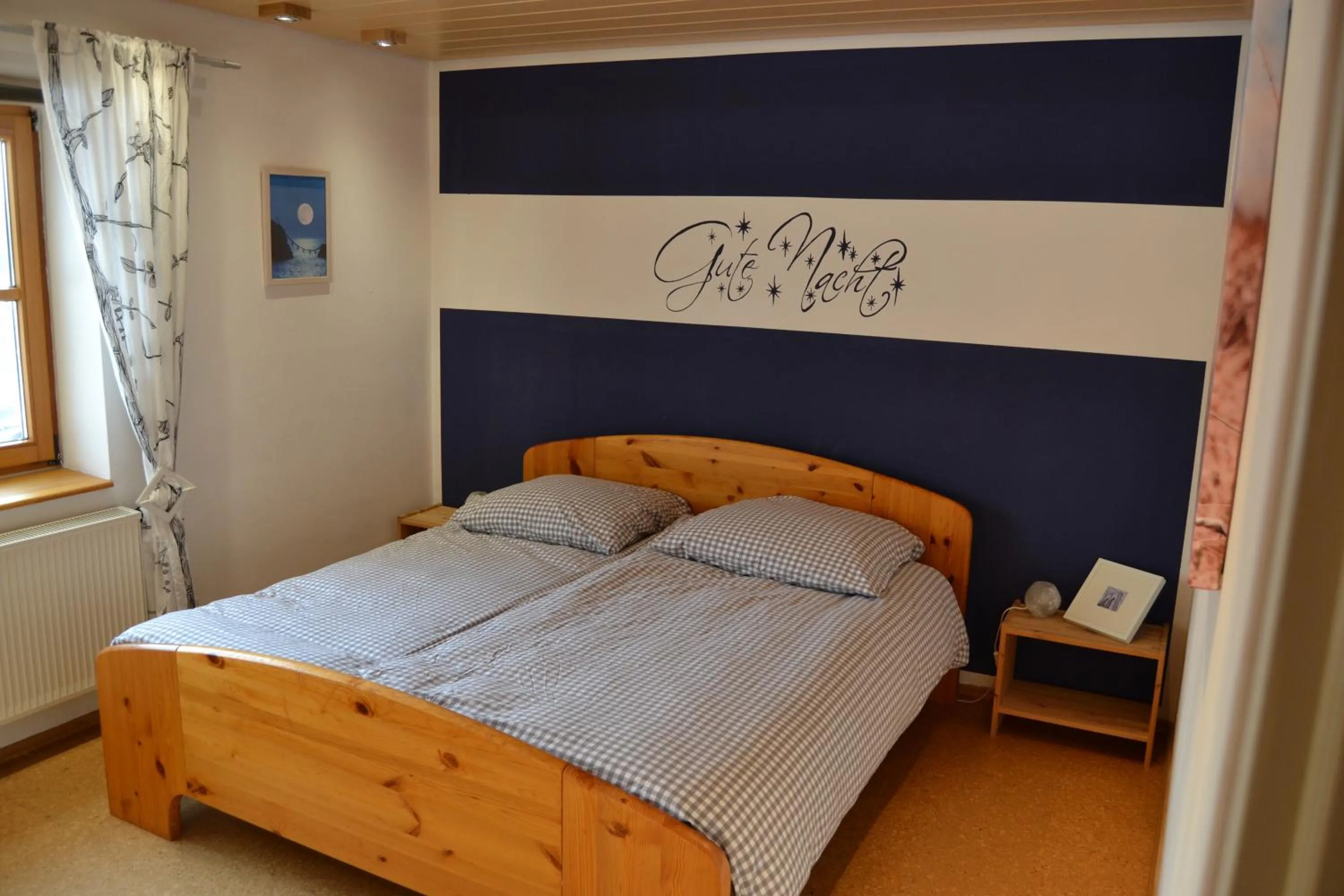 Bed in Ferien bei Freunden im Holzhaus