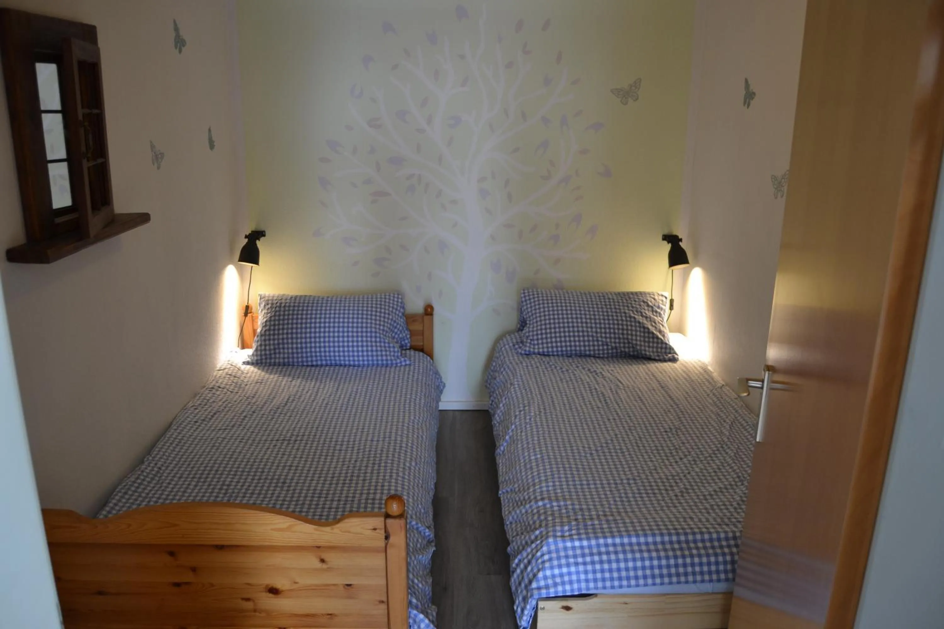 Bed in Ferien bei Freunden im Holzhaus
