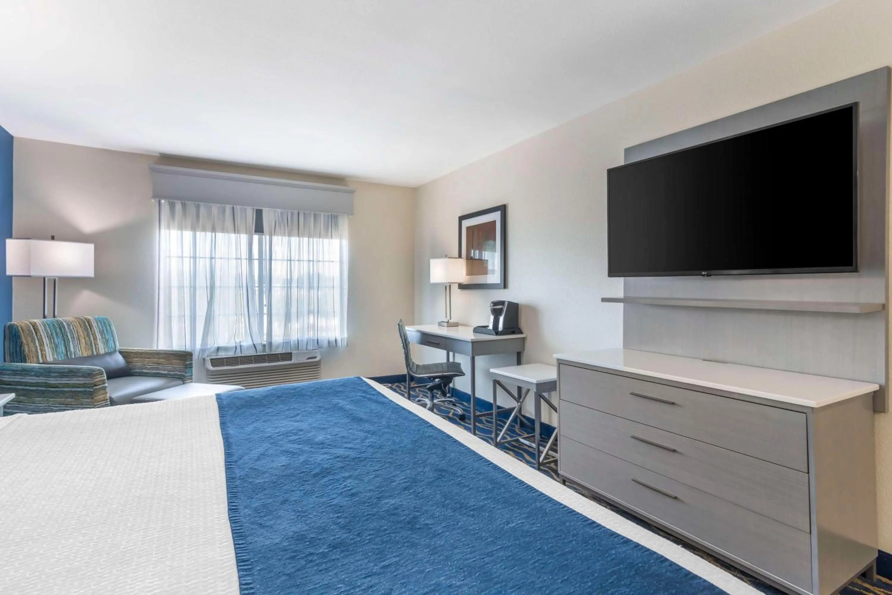 Bedroom in Best Western Plus Lake Lanier Gainesville Hotel & Suites