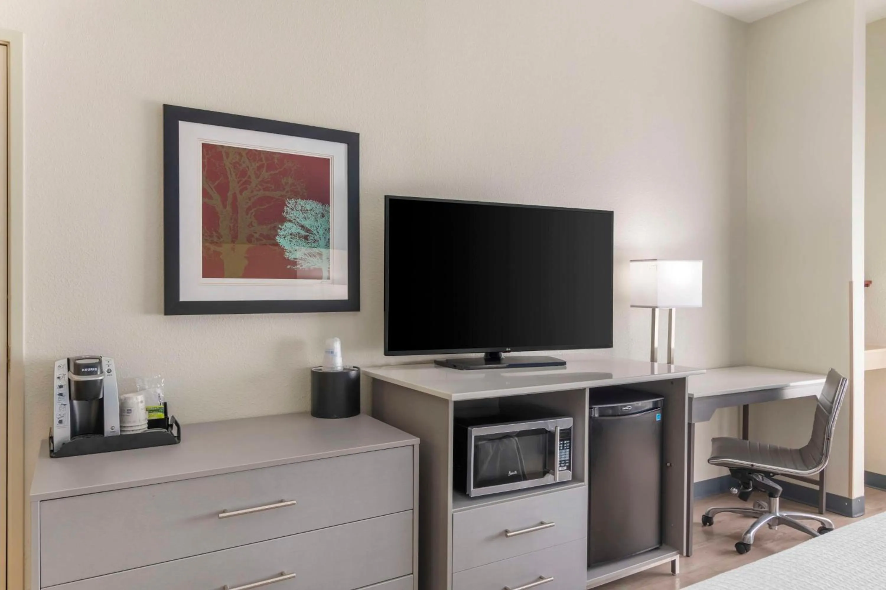 Bedroom in Best Western Plus Lake Lanier Gainesville Hotel & Suites