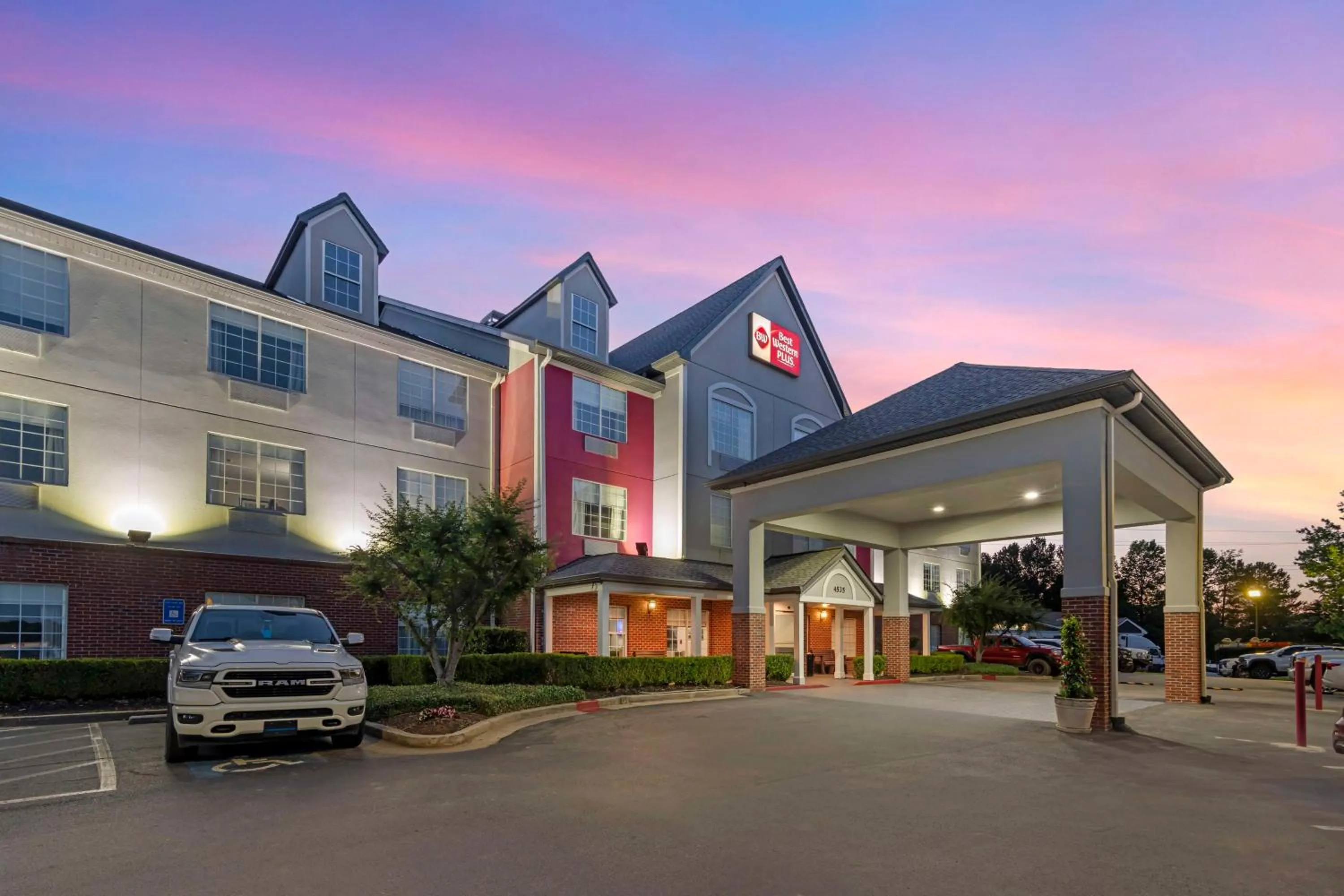 Property building in Best Western Plus Lake Lanier Gainesville Hotel & Suites