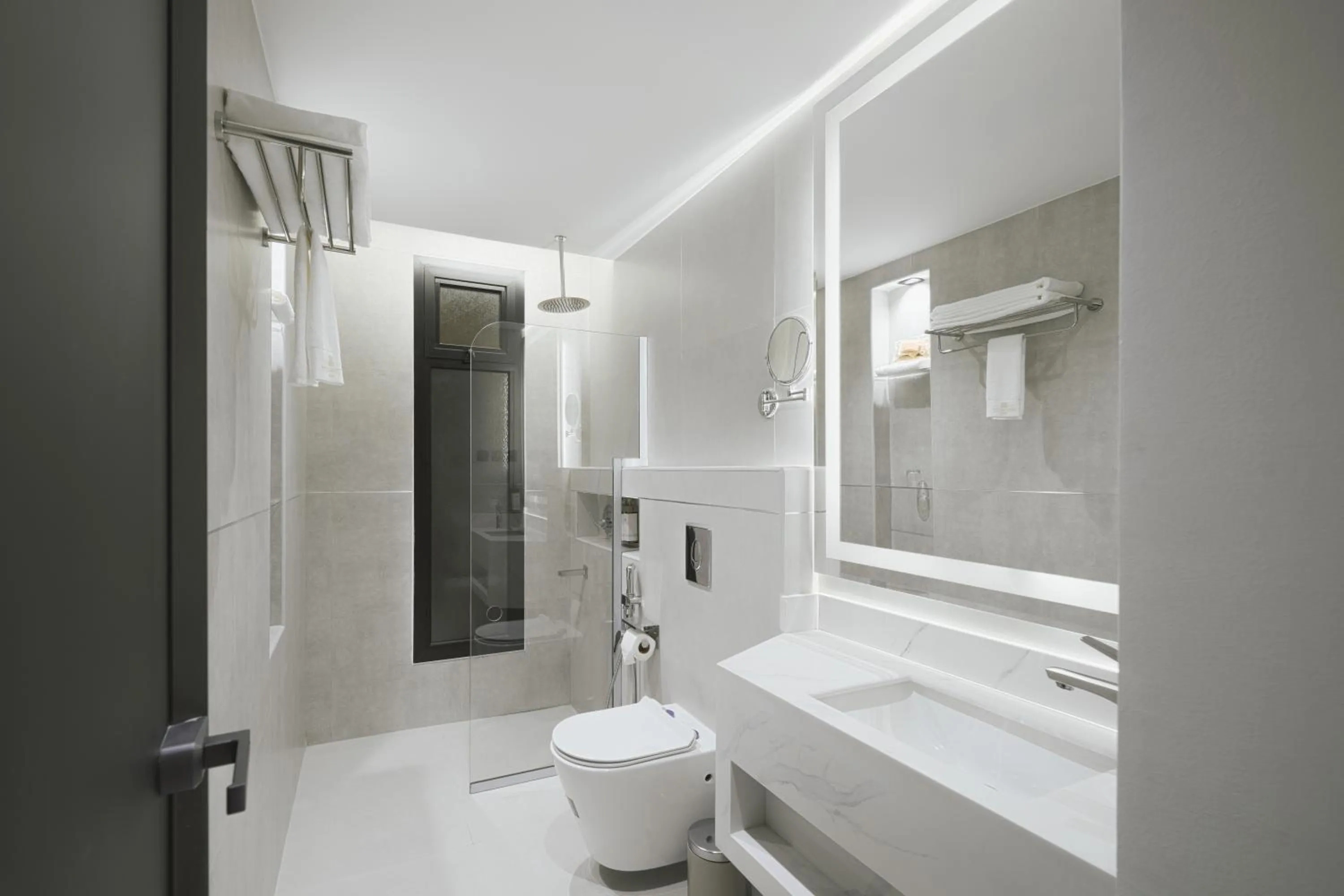 Shower in Modrest Hotel