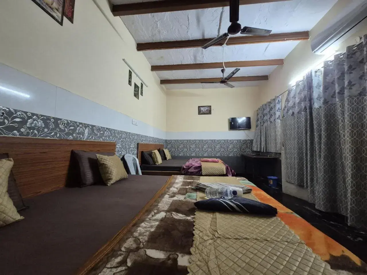 Family Room with Private Bathroom in The Street homestay 600m from Taj Mahal Family Room with Private Bathroom in The Street homestay 600m from Taj Mahal