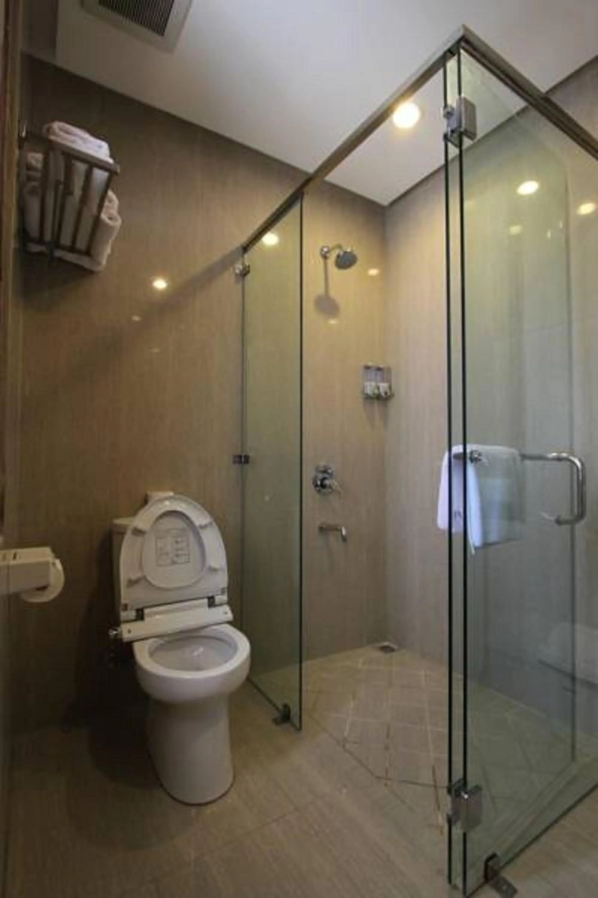 Bathroom in Java Go Residence by Jiwa Jawa