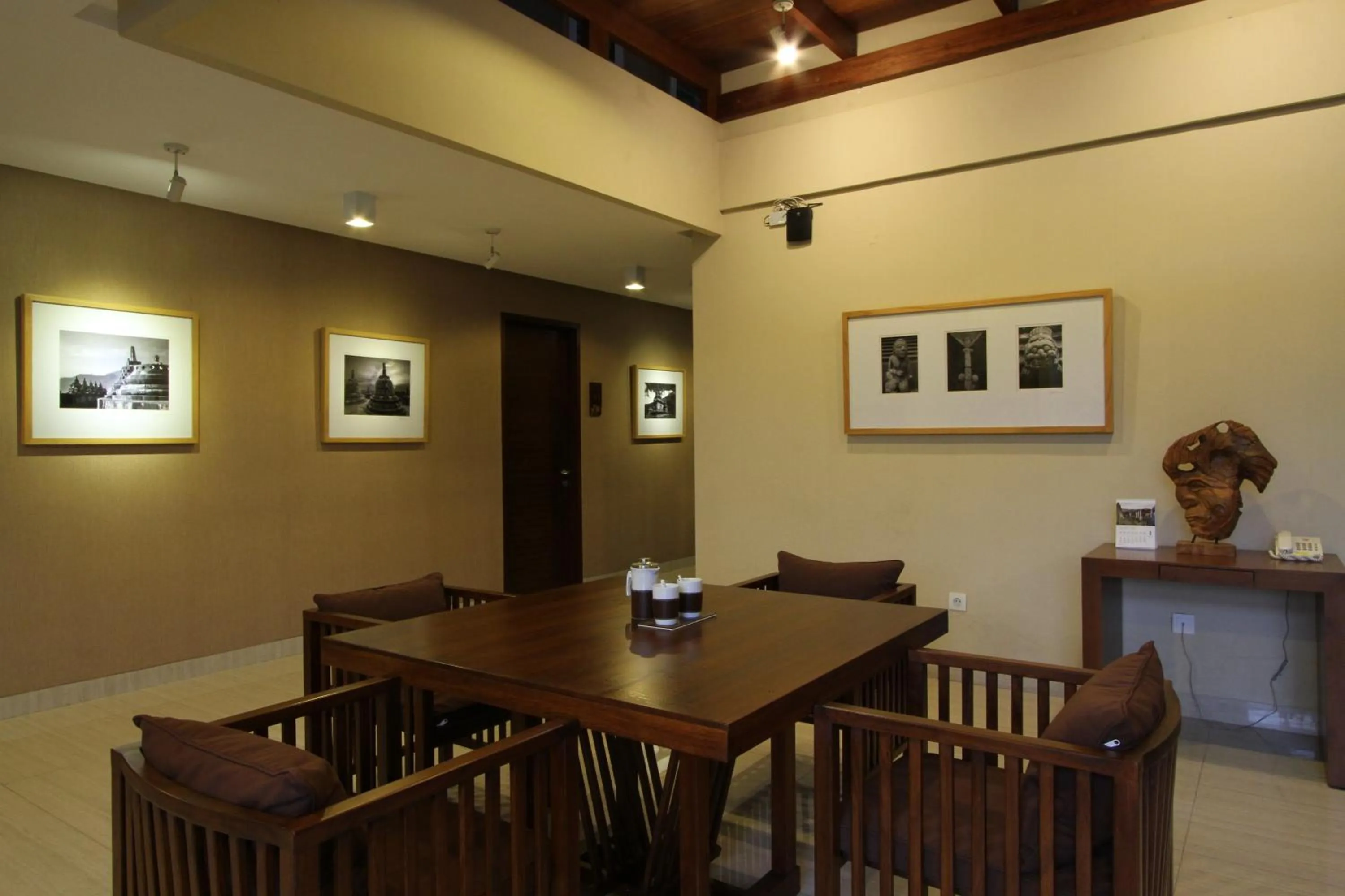 Communal lounge/ TV room in Java Go Residence by Jiwa Jawa