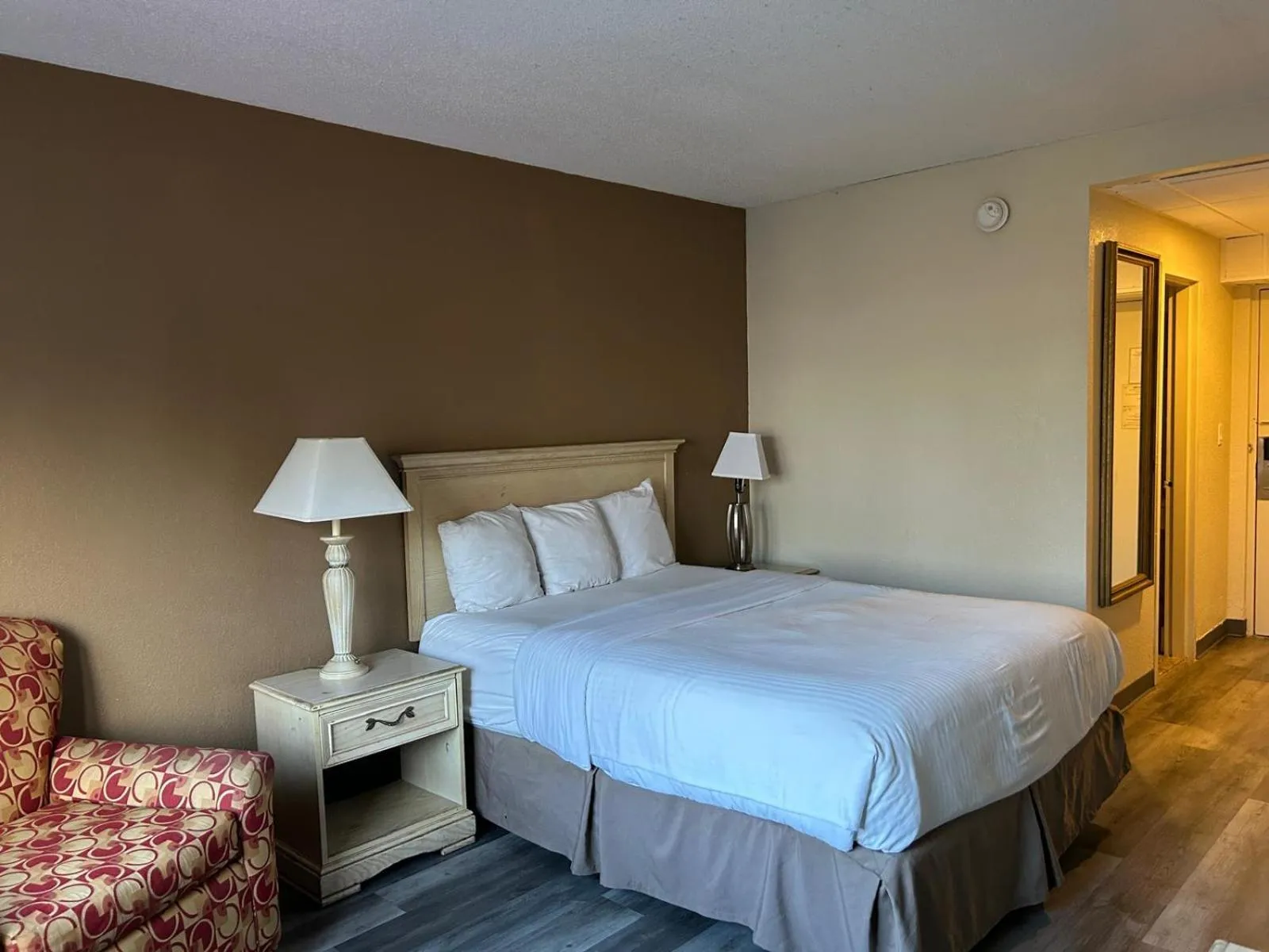 Bed in Hilltop Inn & Suites