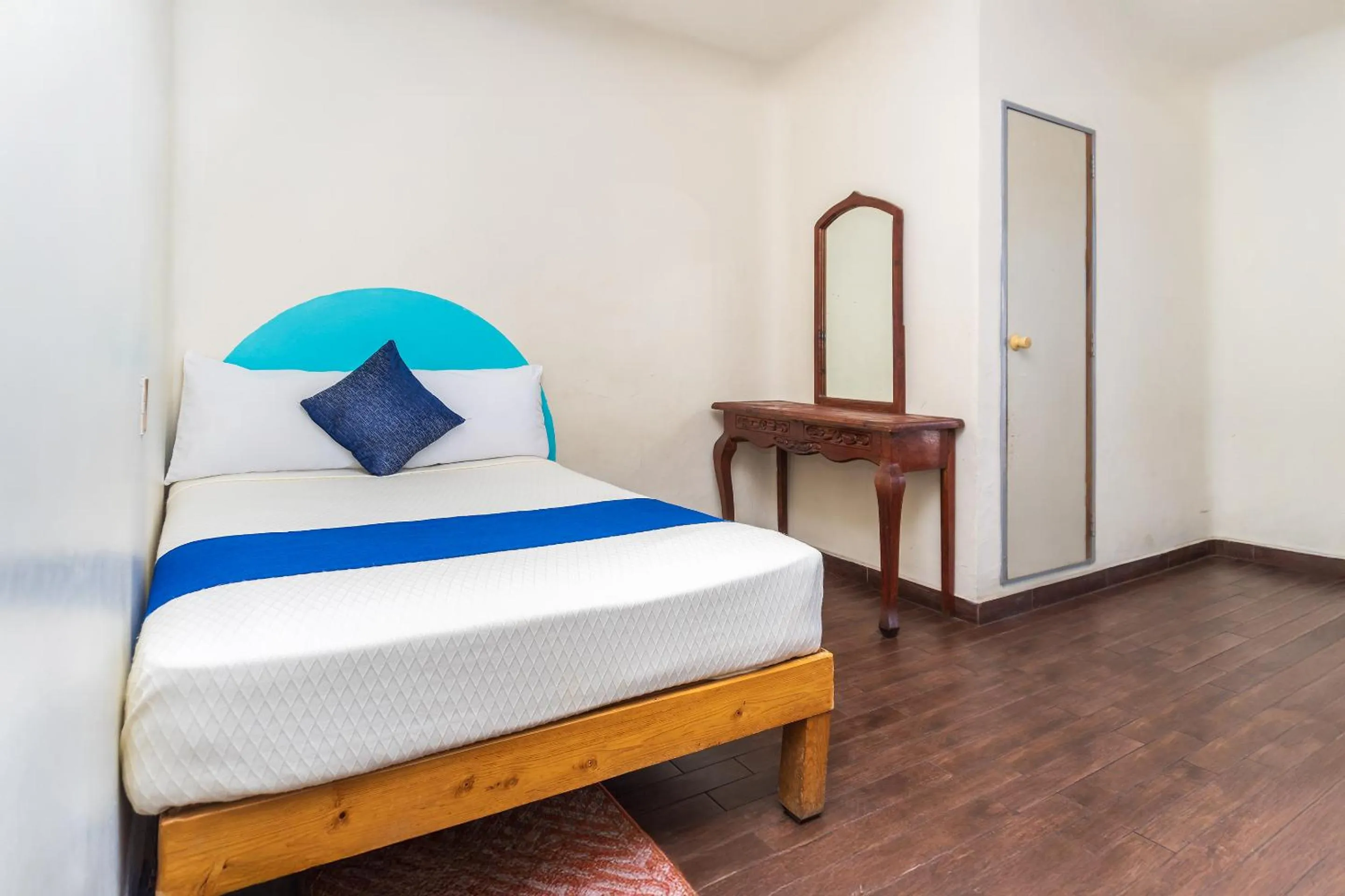 Bedroom, Bed in Capital O Nueva York, Guadalajara centro downtown