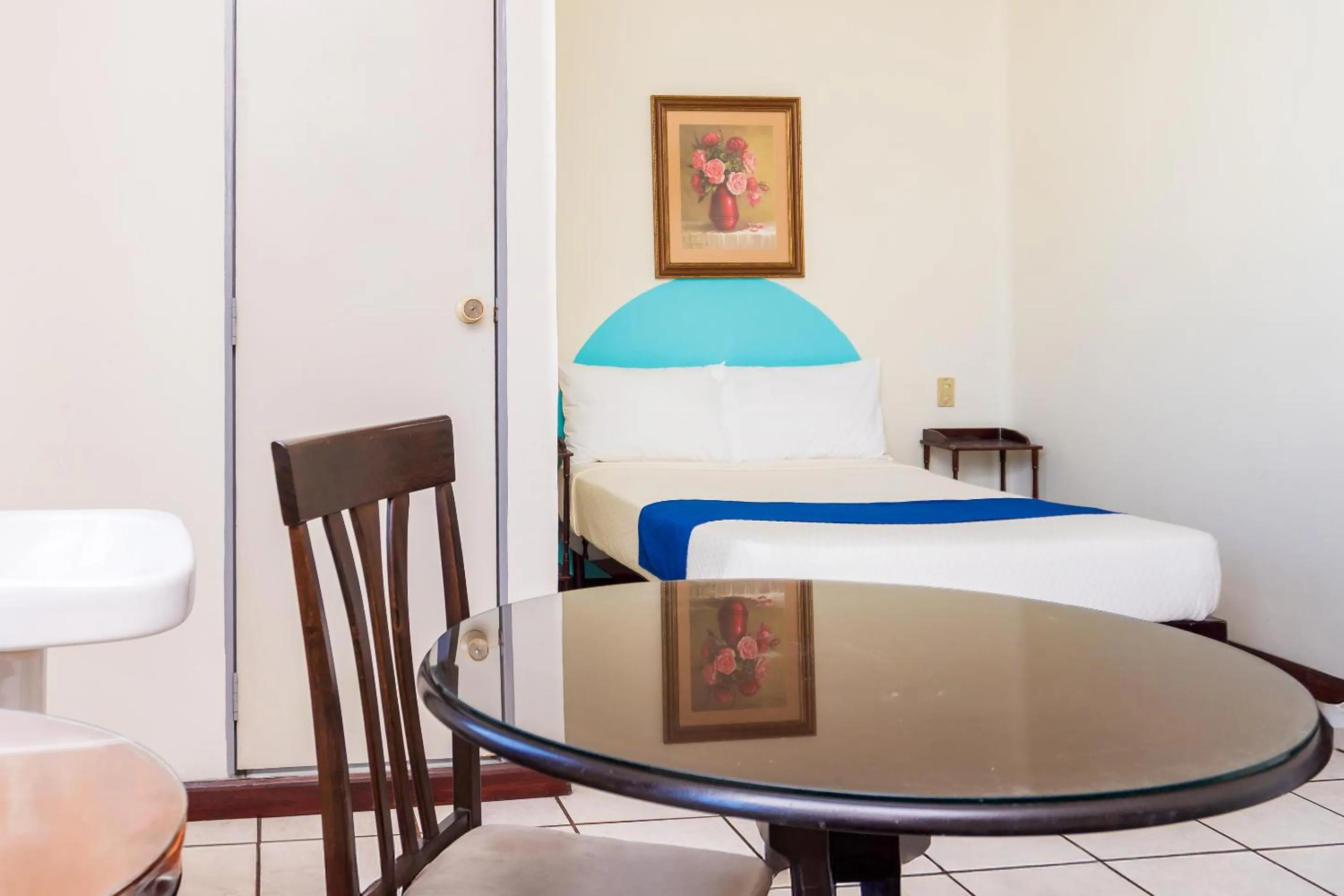 Bedroom in Capital O Nueva York, Guadalajara centro downtown