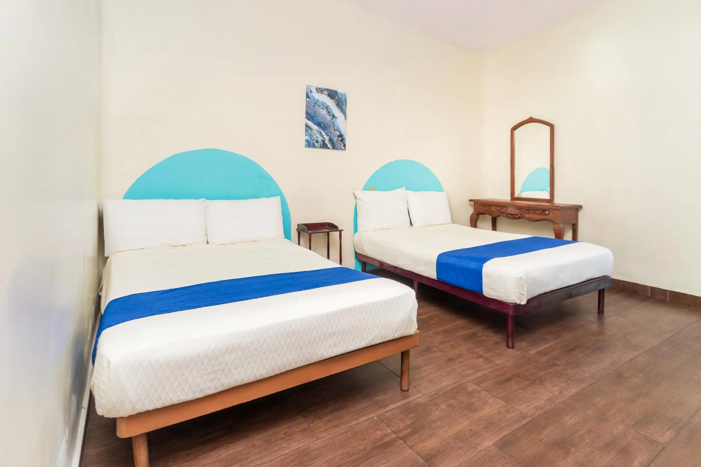 Bedroom, Bed in Capital O Nueva York, Guadalajara centro downtown