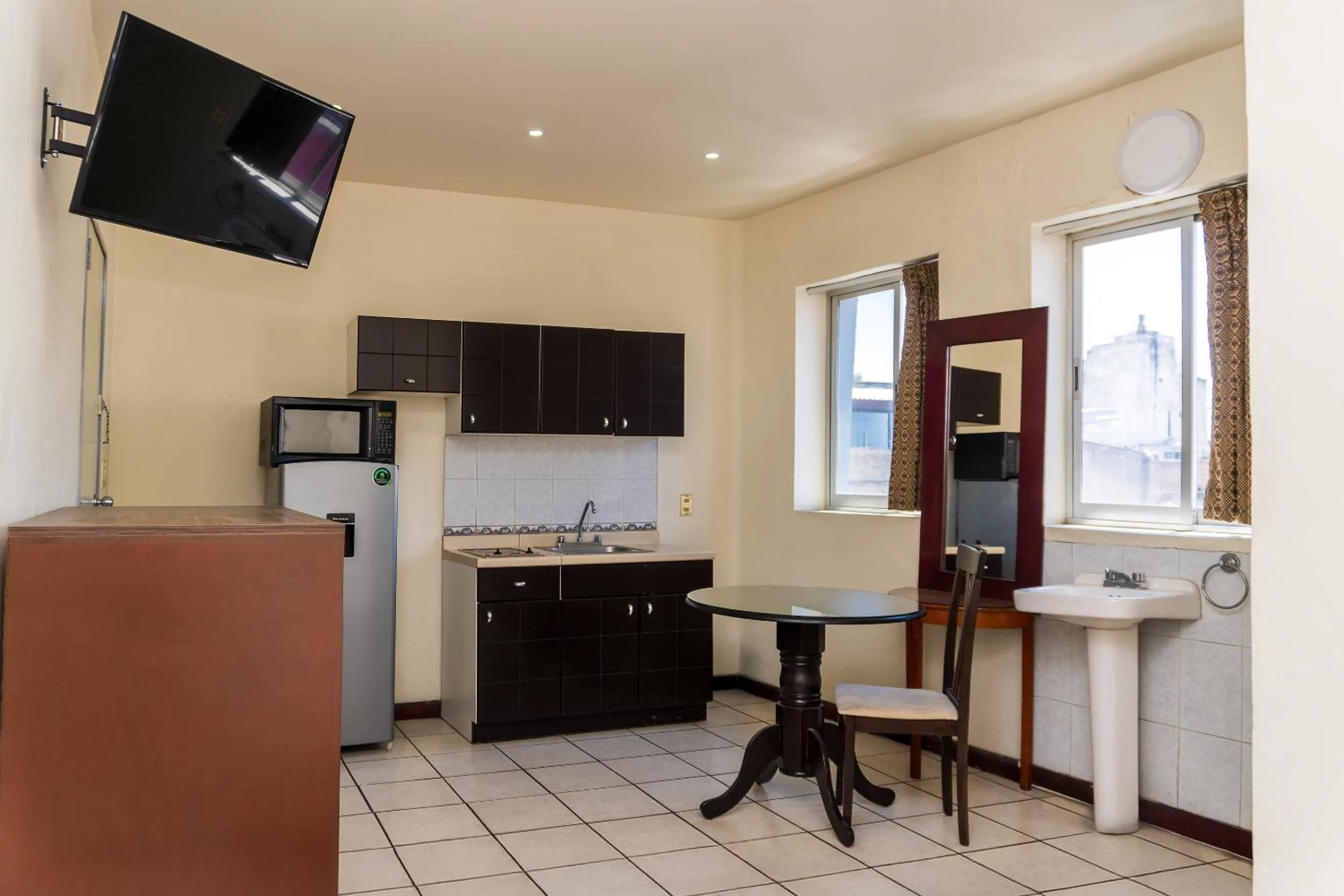 Kitchen or kitchenette in Capital O Nueva York, Guadalajara centro downtown